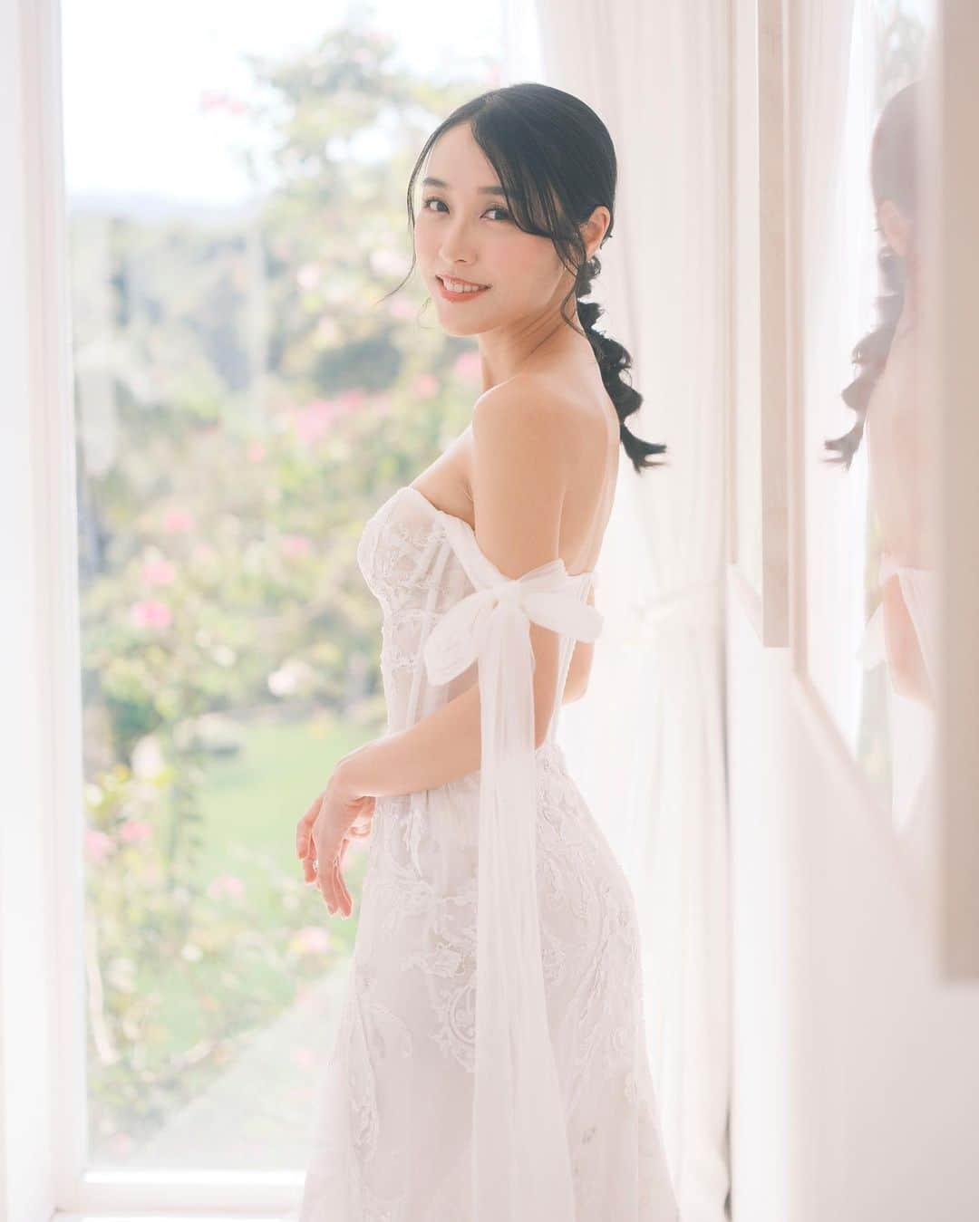 渡辺未優さんのインスタグラム写真 - (渡辺未優Instagram)「. @lapremierebridalofficial × @inbaldrorofficial  結婚式では選ばないテイストのドレスを選んでみました。 腕に長めのリボンを付けてもらってアレンジ。  ヘアメイクはお任せしたら、 プロのこだわり仕上げになりました🤭  #lapremiere #lapremierebridal #lapremierecouture #inbadror #jenniferbehr #weddinghair  #preweddingphoto #wedding #weddinginspiration #weddingstyle #weddingdress #weddingvenue #前撮り#ウェディングフォト #ウェディングドレス #ウェディングヘア .」5月3日 18時50分 - _miyu.w_