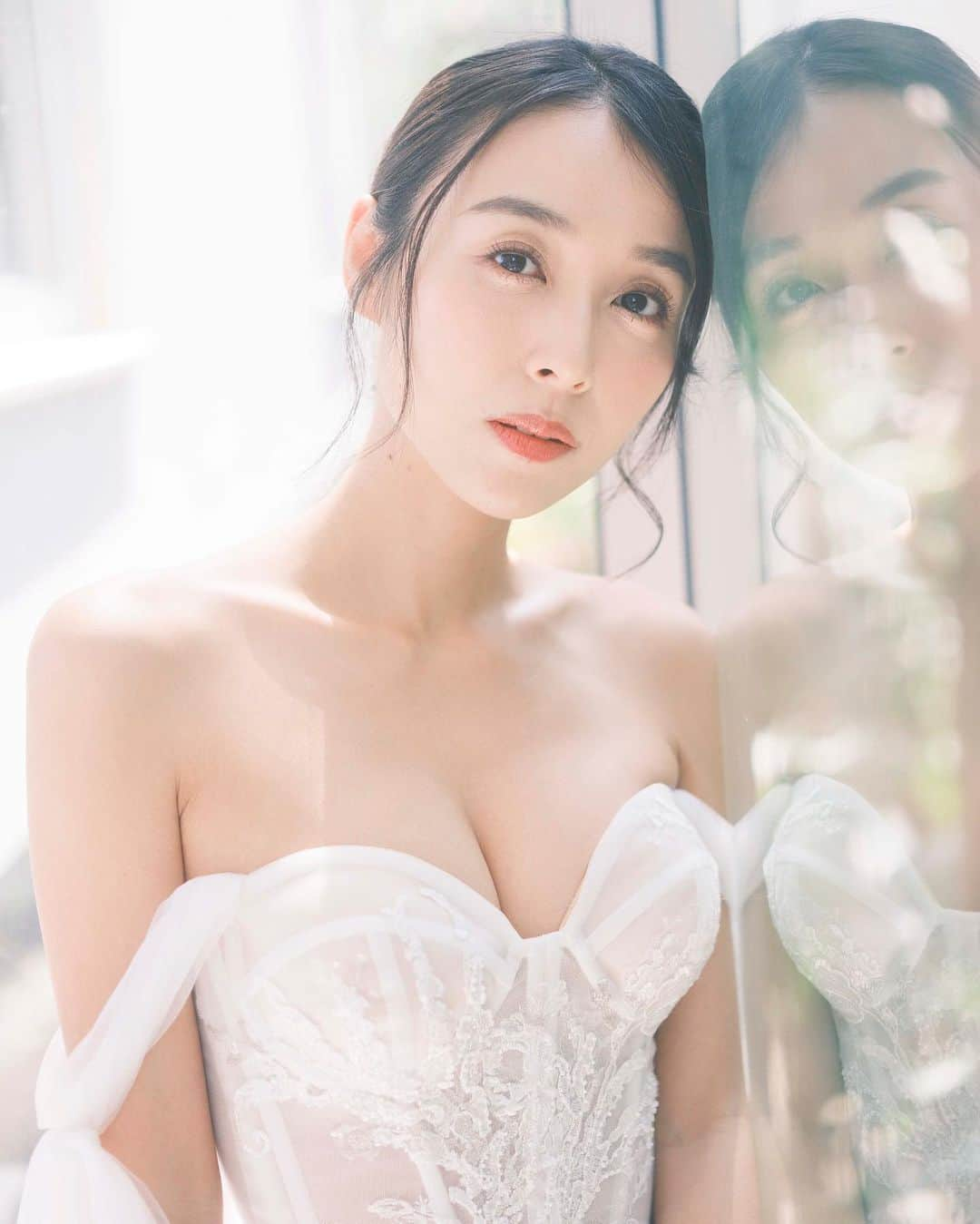 渡辺未優さんのインスタグラム写真 - (渡辺未優Instagram)「. @lapremierebridalofficial × @inbaldrorofficial  結婚式では選ばないテイストのドレスを選んでみました。 腕に長めのリボンを付けてもらってアレンジ。  ヘアメイクはお任せしたら、 プロのこだわり仕上げになりました🤭  #lapremiere #lapremierebridal #lapremierecouture #inbadror #jenniferbehr #weddinghair  #preweddingphoto #wedding #weddinginspiration #weddingstyle #weddingdress #weddingvenue #前撮り#ウェディングフォト #ウェディングドレス #ウェディングヘア .」5月3日 18時50分 - _miyu.w_