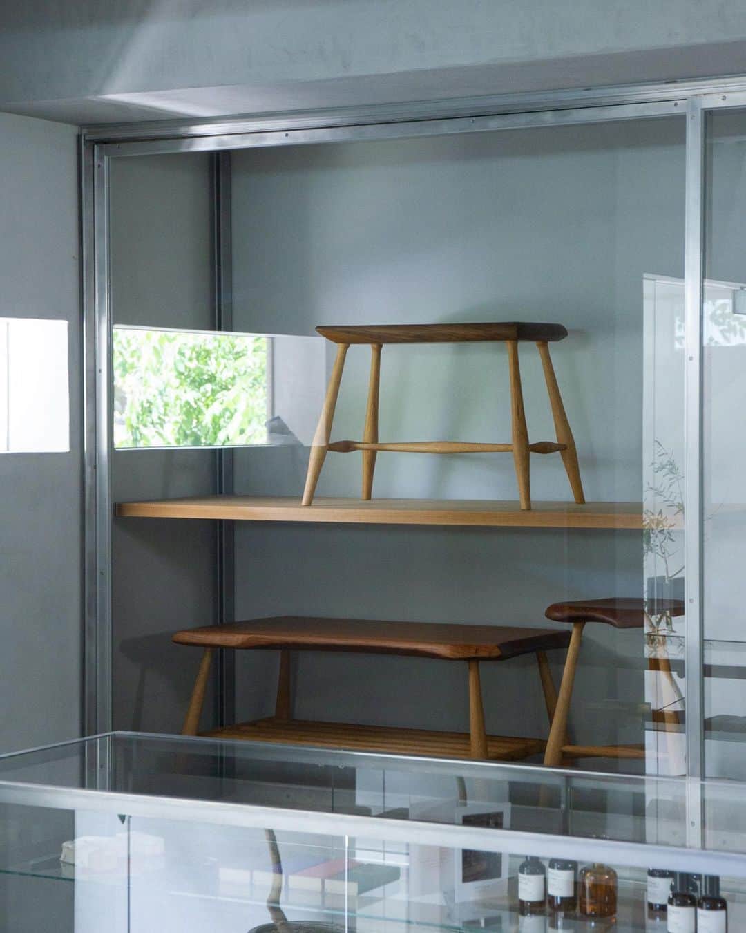 のインスタグラム：「・ Bobby Mills “Within Two Trees: English Walnut & English Brown Oak, 2022-2023”  A&S代官山にて、イギリスで木工家具やオブジェを手がけるBobby Millsのダイニングテーブルやベンチ、スツールなど、合計17点の新作を展開しています。  今回、発表される新作は「トーン差のある木材独自の色による組み合わせ」がコンセプトに。一部の木材は、樹齢数百年といった希少なものも含まれており、それぞれの木目の構造やその表情を最大限生かしながら制作されました。  5月27日(土)と28日(日)には、Bobby Millsが在店予定。彼ならでの木材への想いや制作についてなど、直に話が聞ける貴重な機会です。ぜひ、お好みの品を見つけにいらしてください。  Bobby Mills “Within Two Trees: English Walnut & English Brown Oak, 2022-2023” A&S DAIKANYAMA 2023.4.28 (Fri.) - 11:00 - 19:00 火曜定休 / Closed every Tuesday  作家在店: 5.27 (Sat.), 5.28 (Sun.) *在店時間は店舗へお問い合わせください  *写真は展示初日の様子です。現在は完売している作品もございますが、全ての作品は28日までご覧いただけます。  @bobbymills.studio  @daikanyama_artsandscience  @arts_and_science  詳細はWEBサイトにてご覧いただけます。プロフィールのURLからご覧ください。 For more details, tap the link in our bio.  イベントの詳細についてのお問い合わせは開催店舗、またはWEBサイトのコンタクトフォームよりご連絡ください。 For shop event inquiries, please contact our shops directly or use our contact form from our oﬃcial web page.  #bobbymills #artsandscience #artsandsciencedaikanyama」