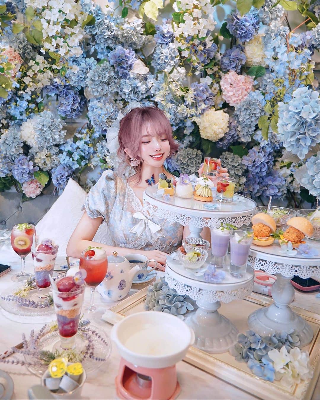 くまくまくまさんのインスタグラム写真 - (くまくまくまInstagram)「・ 四季に合わせてお料理も内装も変わる アフターヌーンティー専門店オートクチュールカフェへ @hautecouturecafe_official   今回は初夏の 「紫陽花」 をテーマとしたアフタヌーンティー 🫖🏵️  アイスブルーと淡いパープルの紫陽花が織りなす美しい世界に💜  メニューは葡萄、カシス、 ブルーベリーなど爽やかなフルーツをふんだんに使った甘酸っぱい味🍨  お茶に🍋入れるだけで、色が変わったり、メニューも色々楽しめるアフタヌーンティーガォー  ボリュームあるけど、さっぱりしてるので、完食しても重すぎないし、夏向けに女子に嬉しいメニューだと思う♡  また次回も楽しみだわん〜💜  ┈┈┈┈┈┈┈┈┈┈ 「hautecouturecafe 」  紫陽花アフタヌーンティー 4/27日〜7/3日  ※完全予約制   東京都中目黒青葉台1-16-9 サクラガーデンイースト2F   #hautecouturecafe#オートクチュールカフェ#アフタヌーンティー#afternoontea#紫陽花#紫陽花の季節#アジサイ#目黒ランチ#目黒カフェ#目黒グルメ #中目黒スイーツ#中目黒ランチ #中目黒グルメ #中目黒カフェ#カフェ活#カフェ巡り#東京グルメ #映えスイーツ#映えカフェ#映えグルメ#食テロ#スイーツテロ#夏満喫#映えスポット#雰囲気女子#インスタ映え#cafetime #カフェ日和#ファンタジー#ガーリーコーデ」5月3日 18時45分 - dango_kuma