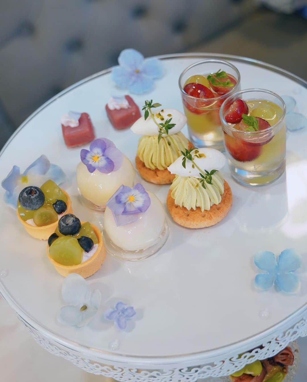 くまくまくまさんのインスタグラム写真 - (くまくまくまInstagram)「・ 四季に合わせてお料理も内装も変わる アフターヌーンティー専門店オートクチュールカフェへ @hautecouturecafe_official   今回は初夏の 「紫陽花」 をテーマとしたアフタヌーンティー 🫖🏵️  アイスブルーと淡いパープルの紫陽花が織りなす美しい世界に💜  メニューは葡萄、カシス、 ブルーベリーなど爽やかなフルーツをふんだんに使った甘酸っぱい味🍨  お茶に🍋入れるだけで、色が変わったり、メニューも色々楽しめるアフタヌーンティーガォー  ボリュームあるけど、さっぱりしてるので、完食しても重すぎないし、夏向けに女子に嬉しいメニューだと思う♡  また次回も楽しみだわん〜💜  ┈┈┈┈┈┈┈┈┈┈ 「hautecouturecafe 」  紫陽花アフタヌーンティー 4/27日〜7/3日  ※完全予約制   東京都中目黒青葉台1-16-9 サクラガーデンイースト2F   #hautecouturecafe#オートクチュールカフェ#アフタヌーンティー#afternoontea#紫陽花#紫陽花の季節#アジサイ#目黒ランチ#目黒カフェ#目黒グルメ #中目黒スイーツ#中目黒ランチ #中目黒グルメ #中目黒カフェ#カフェ活#カフェ巡り#東京グルメ #映えスイーツ#映えカフェ#映えグルメ#食テロ#スイーツテロ#夏満喫#映えスポット#雰囲気女子#インスタ映え#cafetime #カフェ日和#ファンタジー#ガーリーコーデ」5月3日 18時45分 - dango_kuma