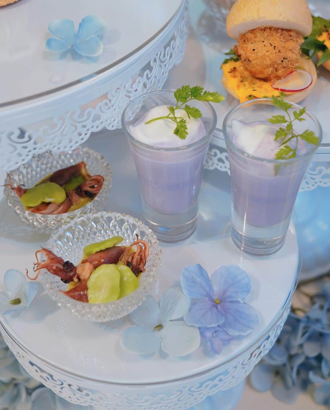 くまくまくまさんのインスタグラム写真 - (くまくまくまInstagram)「・ 四季に合わせてお料理も内装も変わる アフターヌーンティー専門店オートクチュールカフェへ @hautecouturecafe_official   今回は初夏の 「紫陽花」 をテーマとしたアフタヌーンティー 🫖🏵️  アイスブルーと淡いパープルの紫陽花が織りなす美しい世界に💜  メニューは葡萄、カシス、 ブルーベリーなど爽やかなフルーツをふんだんに使った甘酸っぱい味🍨  お茶に🍋入れるだけで、色が変わったり、メニューも色々楽しめるアフタヌーンティーガォー  ボリュームあるけど、さっぱりしてるので、完食しても重すぎないし、夏向けに女子に嬉しいメニューだと思う♡  また次回も楽しみだわん〜💜  ┈┈┈┈┈┈┈┈┈┈ 「hautecouturecafe 」  紫陽花アフタヌーンティー 4/27日〜7/3日  ※完全予約制   東京都中目黒青葉台1-16-9 サクラガーデンイースト2F   #hautecouturecafe#オートクチュールカフェ#アフタヌーンティー#afternoontea#紫陽花#紫陽花の季節#アジサイ#目黒ランチ#目黒カフェ#目黒グルメ #中目黒スイーツ#中目黒ランチ #中目黒グルメ #中目黒カフェ#カフェ活#カフェ巡り#東京グルメ #映えスイーツ#映えカフェ#映えグルメ#食テロ#スイーツテロ#夏満喫#映えスポット#雰囲気女子#インスタ映え#cafetime #カフェ日和#ファンタジー#ガーリーコーデ」5月3日 18時45分 - dango_kuma