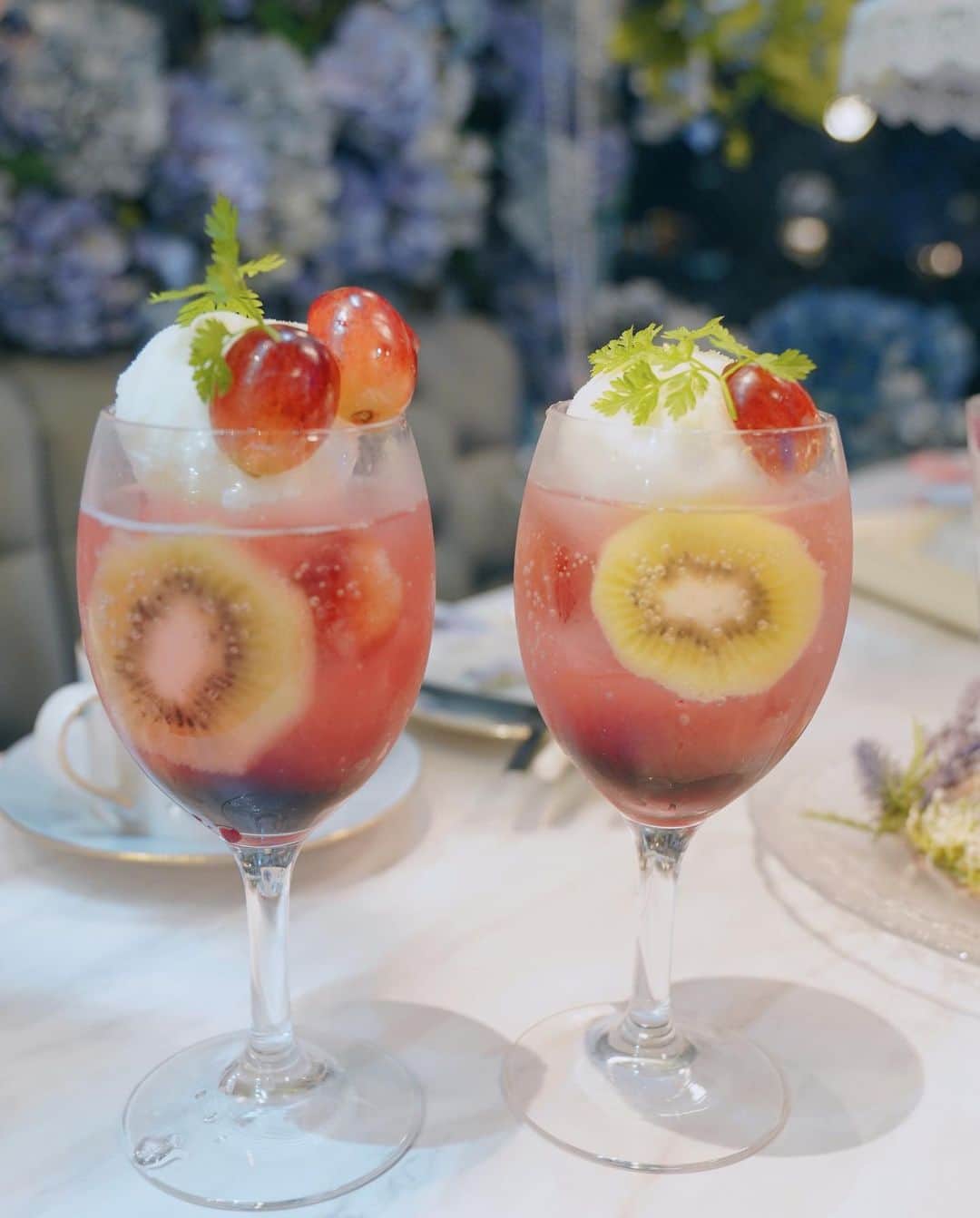くまくまくまさんのインスタグラム写真 - (くまくまくまInstagram)「・ 四季に合わせてお料理も内装も変わる アフターヌーンティー専門店オートクチュールカフェへ @hautecouturecafe_official   今回は初夏の 「紫陽花」 をテーマとしたアフタヌーンティー 🫖🏵️  アイスブルーと淡いパープルの紫陽花が織りなす美しい世界に💜  メニューは葡萄、カシス、 ブルーベリーなど爽やかなフルーツをふんだんに使った甘酸っぱい味🍨  お茶に🍋入れるだけで、色が変わったり、メニューも色々楽しめるアフタヌーンティーガォー  ボリュームあるけど、さっぱりしてるので、完食しても重すぎないし、夏向けに女子に嬉しいメニューだと思う♡  また次回も楽しみだわん〜💜  ┈┈┈┈┈┈┈┈┈┈ 「hautecouturecafe 」  紫陽花アフタヌーンティー 4/27日〜7/3日  ※完全予約制   東京都中目黒青葉台1-16-9 サクラガーデンイースト2F   #hautecouturecafe#オートクチュールカフェ#アフタヌーンティー#afternoontea#紫陽花#紫陽花の季節#アジサイ#目黒ランチ#目黒カフェ#目黒グルメ #中目黒スイーツ#中目黒ランチ #中目黒グルメ #中目黒カフェ#カフェ活#カフェ巡り#東京グルメ #映えスイーツ#映えカフェ#映えグルメ#食テロ#スイーツテロ#夏満喫#映えスポット#雰囲気女子#インスタ映え#cafetime #カフェ日和#ファンタジー#ガーリーコーデ」5月3日 18時45分 - dango_kuma