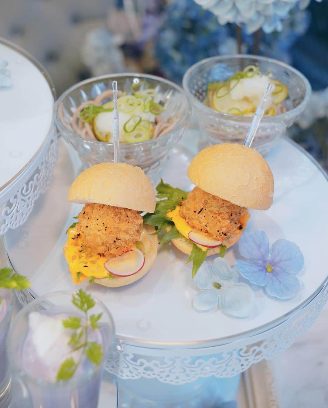 くまくまくまさんのインスタグラム写真 - (くまくまくまInstagram)「・ 四季に合わせてお料理も内装も変わる アフターヌーンティー専門店オートクチュールカフェへ @hautecouturecafe_official   今回は初夏の 「紫陽花」 をテーマとしたアフタヌーンティー 🫖🏵️  アイスブルーと淡いパープルの紫陽花が織りなす美しい世界に💜  メニューは葡萄、カシス、 ブルーベリーなど爽やかなフルーツをふんだんに使った甘酸っぱい味🍨  お茶に🍋入れるだけで、色が変わったり、メニューも色々楽しめるアフタヌーンティーガォー  ボリュームあるけど、さっぱりしてるので、完食しても重すぎないし、夏向けに女子に嬉しいメニューだと思う♡  また次回も楽しみだわん〜💜  ┈┈┈┈┈┈┈┈┈┈ 「hautecouturecafe 」  紫陽花アフタヌーンティー 4/27日〜7/3日  ※完全予約制   東京都中目黒青葉台1-16-9 サクラガーデンイースト2F   #hautecouturecafe#オートクチュールカフェ#アフタヌーンティー#afternoontea#紫陽花#紫陽花の季節#アジサイ#目黒ランチ#目黒カフェ#目黒グルメ #中目黒スイーツ#中目黒ランチ #中目黒グルメ #中目黒カフェ#カフェ活#カフェ巡り#東京グルメ #映えスイーツ#映えカフェ#映えグルメ#食テロ#スイーツテロ#夏満喫#映えスポット#雰囲気女子#インスタ映え#cafetime #カフェ日和#ファンタジー#ガーリーコーデ」5月3日 18時45分 - dango_kuma