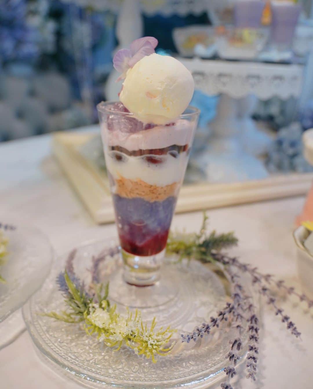くまくまくまさんのインスタグラム写真 - (くまくまくまInstagram)「・ 四季に合わせてお料理も内装も変わる アフターヌーンティー専門店オートクチュールカフェへ @hautecouturecafe_official   今回は初夏の 「紫陽花」 をテーマとしたアフタヌーンティー 🫖🏵️  アイスブルーと淡いパープルの紫陽花が織りなす美しい世界に💜  メニューは葡萄、カシス、 ブルーベリーなど爽やかなフルーツをふんだんに使った甘酸っぱい味🍨  お茶に🍋入れるだけで、色が変わったり、メニューも色々楽しめるアフタヌーンティーガォー  ボリュームあるけど、さっぱりしてるので、完食しても重すぎないし、夏向けに女子に嬉しいメニューだと思う♡  また次回も楽しみだわん〜💜  ┈┈┈┈┈┈┈┈┈┈ 「hautecouturecafe 」  紫陽花アフタヌーンティー 4/27日〜7/3日  ※完全予約制   東京都中目黒青葉台1-16-9 サクラガーデンイースト2F   #hautecouturecafe#オートクチュールカフェ#アフタヌーンティー#afternoontea#紫陽花#紫陽花の季節#アジサイ#目黒ランチ#目黒カフェ#目黒グルメ #中目黒スイーツ#中目黒ランチ #中目黒グルメ #中目黒カフェ#カフェ活#カフェ巡り#東京グルメ #映えスイーツ#映えカフェ#映えグルメ#食テロ#スイーツテロ#夏満喫#映えスポット#雰囲気女子#インスタ映え#cafetime #カフェ日和#ファンタジー#ガーリーコーデ」5月3日 18時45分 - dango_kuma