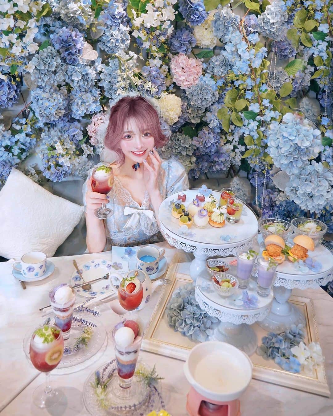 くまくまくまのインスタグラム：「・ 四季に合わせてお料理も内装も変わる アフターヌーンティー専門店オートクチュールカフェへ @hautecouturecafe_official   今回は初夏の 「紫陽花」 をテーマとしたアフタヌーンティー 🫖🏵️  アイスブルーと淡いパープルの紫陽花が織りなす美しい世界に💜  メニューは葡萄、カシス、 ブルーベリーなど爽やかなフルーツをふんだんに使った甘酸っぱい味🍨  お茶に🍋入れるだけで、色が変わったり、メニューも色々楽しめるアフタヌーンティーガォー  ボリュームあるけど、さっぱりしてるので、完食しても重すぎないし、夏向けに女子に嬉しいメニューだと思う♡  また次回も楽しみだわん〜💜  ┈┈┈┈┈┈┈┈┈┈ 「hautecouturecafe 」  紫陽花アフタヌーンティー 4/27日〜7/3日  ※完全予約制   東京都中目黒青葉台1-16-9 サクラガーデンイースト2F   #hautecouturecafe#オートクチュールカフェ#アフタヌーンティー#afternoontea#紫陽花#紫陽花の季節#アジサイ#目黒ランチ#目黒カフェ#目黒グルメ #中目黒スイーツ#中目黒ランチ #中目黒グルメ #中目黒カフェ#カフェ活#カフェ巡り#東京グルメ #映えスイーツ#映えカフェ#映えグルメ#食テロ#スイーツテロ#夏満喫#映えスポット#雰囲気女子#インスタ映え#cafetime #カフェ日和#ファンタジー#ガーリーコーデ」