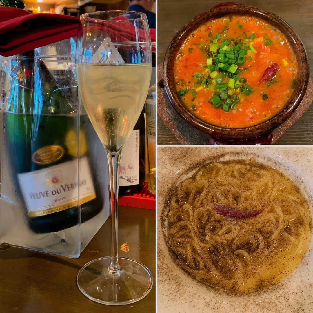 くろさんのインスタグラム写真 - (くろInstagram)「ひさびさにMIKIYA’S🍾🍝  17時までランチやってるからか中途半端な時間にもかかわらずホボ満席🈵  新しいバイトがいっぱい入ってるらしくOJTが忙しそーでした。 でも、こーいう繁盛店でバイトすると絶対に学びも多いはずなので頑張ってくださいまし。←何目線w  あ、ちなみにオーナーの意向か店長の意向かは不明ですが、アルバイター女子は皆んな可愛いいです🫶  #パスタバルミキヤズ  #パスタバルミキヤズ自由が丘 #MIKIYAS #ミキヤズ自由が丘 #自由が丘ランチ #自由が丘グルメ #自由が丘パスタ #自由が丘パスタランチ  #自由が丘パスタバル #自由が丘ディナー #自由が丘生パスタ #自由が丘呑み #自由が丘飲み #竹本幹也 #くろ呑み喰い」5月3日 18時46分 - m6bmw