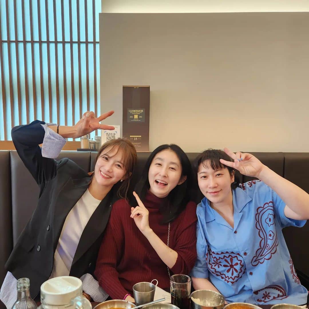ユ・ハナのインスタグラム：「내 얘길 하는 걸로 언니들이 들어주는 걸로 거기에 맛있는 밥까지 얻어먹고 짧고 굵게 힐링한  시간🙏   서울코미디클럽 갈거에요으오오오오🙊😁✨️  그리고  여기 #된장스지전골 맛집이래지만 사실 #불고기 가 더 찐   #청담우정」