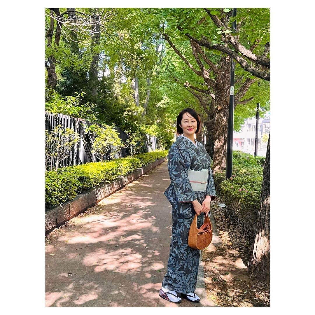 藤井美加子のインスタグラム：「✴︎ お着物と新緑🍃  大島紬に半幅帯 帯揚げと帯締めをすると キチンと感が出るのにとても楽ちん♩ 帯結びのお写真撮れば良かったな〜 12時間お着物で過ごしても 全然平気でした😚  #新緑#お着物#和服 #大島紬 @mami_kumagai310 さんから頂いたお着物♡ #帯留#九谷焼#伝統工芸品#kimono#wafuku」