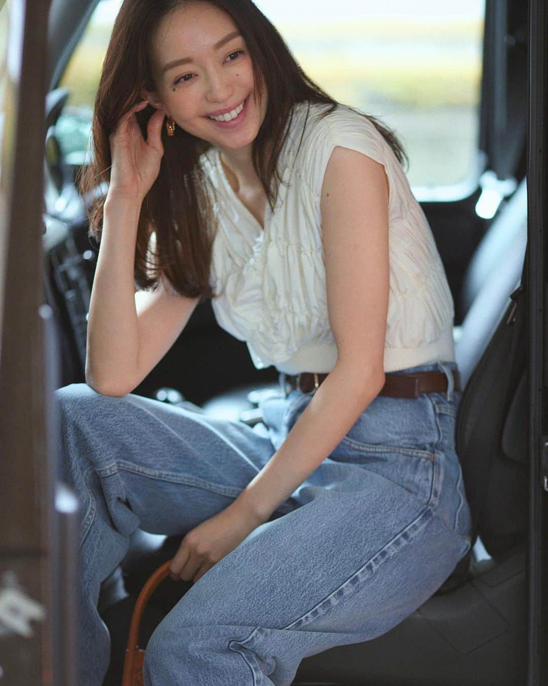 のインスタグラム：「素敵な出会いを呼ぶ、春の服 Vol.2 大人のデート、ある日の装い  SUNDAY 9:00 DRIVE   - 愛しいあの人の助手席に座るなら 飾らない自分でいられるデニムカジュアルで -  思いきりアクティブに遠出ドライブを楽しむなら、 手にとるのは最愛デニムをおいて他ならない。 程よくルーズでヴィンテージライクなディティールが 本格的な一本を、シャーリングトップスや ポインテッドフラットで盛り上げて、 気張らないけど女っぽい、そのバランスが好感のカギ。  Tops ¥13,970 (tax in) Pants ¥25,300 (tax in) Pierced earrings ¥9,680 (tax in) Ring ¥8,580 (tax in) Belt ¥11,440 (tax in) Bag ¥9,680 (tax in)  ストーリーズアーカイブの素敵な出会いを呼ぶ、春の服よりご覧いただけます。  Height:173cm Size:1 #frayid #2023summercollection」