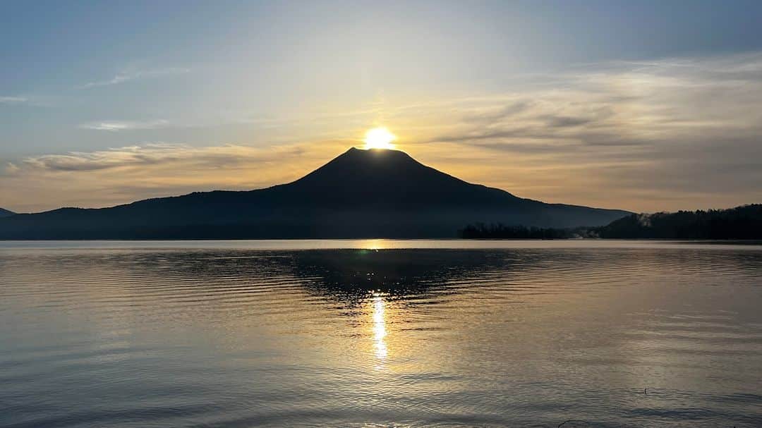 あかん遊久の里 鶴雅さんのインスタグラム写真 - (あかん遊久の里 鶴雅Instagram)「雄阿寒岳の頂上から昇る朝陽は神々しさがあります。 今日の日の出時刻は5:04でした。 阿寒湖の景色は四季折々にいろんな光景を見せてくれますが、時間帯によってもいろんな景色が楽しめます。 散策や遊覧船などで愉しみくださいね。  ♨︎------------------------- 北海道の自然を満喫できる旅館  　 🏨 #あかん遊久の里鶴雅 📍北海道釧路市阿寒湖温泉 ご予約・詳細はプロフィールのリンクからお願いします✈︎ ---------------------------♨︎  #北海道#道東#釧路#阿寒湖#北海道旅行#北海道観光#温泉旅行#阿寒湖温泉#温泉旅館#♨️#鶴雅#鶴雅リゾート#遊久の里鶴雅#japantravel#hokkaido#hokkaidotrip」5月3日 18時54分 - tsuruga_akan