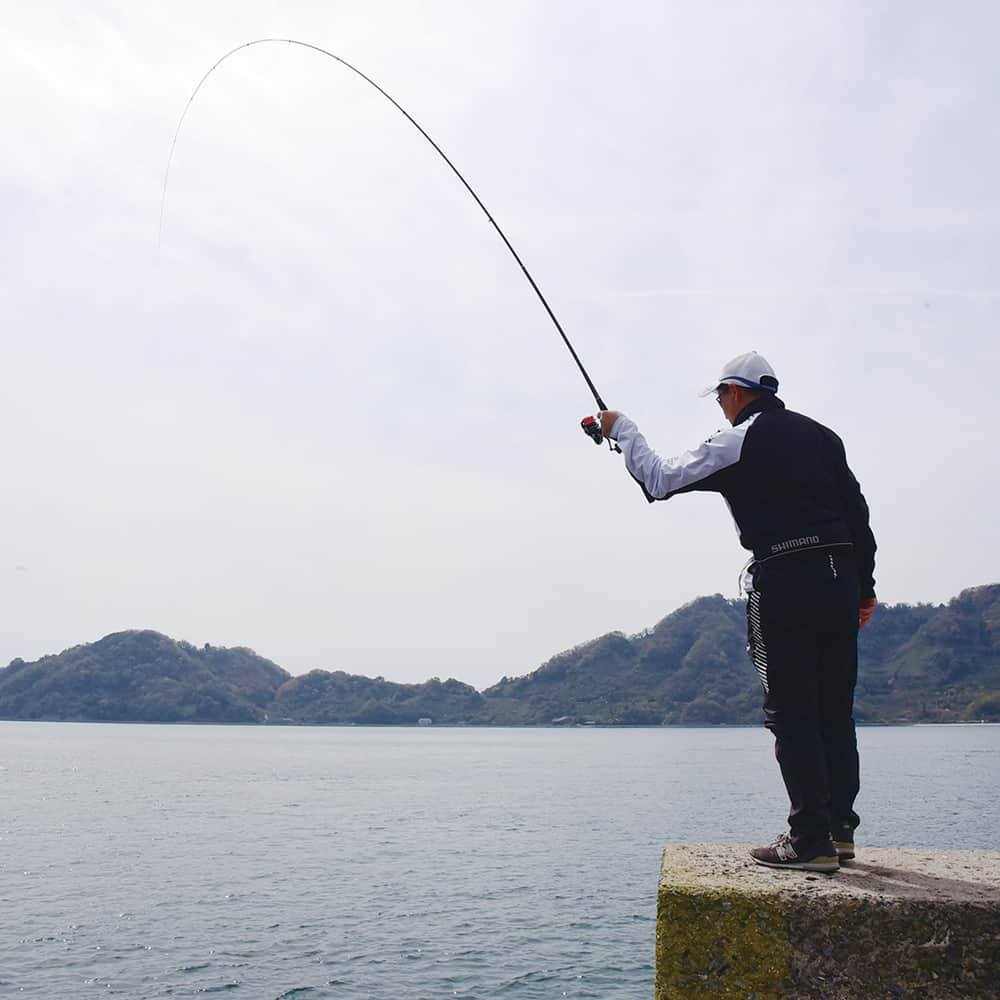 レジャーフィッシングさんのインスタグラム写真 - (レジャーフィッシングInstagram)「チヌのフカセ釣りに使う「全遊動仕掛け」。 ウキ止めを使わないこの仕掛けでの釣法は、 一見難しいように思えますが マスターできればそれはもう心強い味方！  その特徴やメリット、どうやって全遊動釣法を マスターしていったのかを 広島県大崎上島での実釣とあわせて GAだいすけさんが紹介！  今回、用意したマキエは… 『激撃チヌ 底攻め！ ズドン』(ヒロキュー) 『生さなぎ黒鯛』(ヒロキュー) 『キザミッコ』(3kg)(ヒロキュー)を しっかり練り込んだもの。  持参したサシエは… 『韋駄天オキアミエロー』(ヒロキュー) 『生イキくんツインパッククリスタルハード』(ヒロキュー) 『めっちゃ喰う！ トウモロコシ』(ヒロキュー) この日のアタリは『韋駄天オキアミエロー』でした。 食いが偏ることもあるので、複数を持参がおすすめです！  ◆レジャーフィッシング６月号に掲載!! 詳しい内容、その他の記事は、 ハイライト「最新号」から記事をチェック！ https://www.e-leisure.jp/book/  ◆ご購入はこちら！ オンラインショップ【レジャーフィッシング SHOP】 https://eleisure.theshop.jp/items/73741969  ◆岡山、広島、香川、愛媛、徳島、高知、 兵庫の一部、山口、福岡の主要な釣具店及び書店や Amazon等で販売しています。  #ヒロキュー #釣りエサ #全遊動仕掛け #全遊動釣法 #フカセ釣り #波止釣り #広島 #大崎上島 #瀬戸内海 #チヌ #乗っ込みチヌ #クロダイ #黒鯛 #レジャーフィッシング #釣り #海釣り」5月3日 19時00分 - leisurefishing