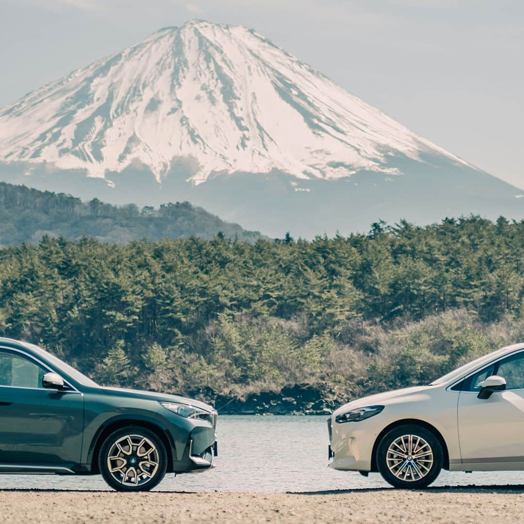 BMW Japanのインスタグラム：「5月14日（日）まで、#DiscoveryourJOY【写真投稿キャンペーン】実施中。  BMWと家族のおでかけシーンを投稿いただいた方の中から抽選で10名様に「BMWペガサス（ソフトトイ）」をプレゼント。みなさまの素敵な写真をぜひシェアしてください。  参加方法 1. @bmwjapan をフォロー 2. BMWと家族のおでかけシーンを撮影、#DiscoveryourJOY と @bmwjapan をつけて投稿  5月6日、7日、13日、14日の4日間*「Discover your JOY FAIR」を開催。ショールームにお立ち寄りの際、SNS投稿画面をご提示いただいた方には、先着でBMWオリジナル・ステッカーもご用意しています。  ※開催日は各ディーラーによって異なるため、事前にご確認の上、ご来場ください。 ※ステッカーには数に限りがございます。 ※実施していないショールームもございます。 ※詳細は各ショールームへお問い合わせください。 ※特別な許可を得て撮影しています。  キャンペーン詳細は @bmwjapan アカウントトップのURLから。  #BMW #駆けぬける歓び #BMWjapan #BMWiX1 #THEiX1 #electricar #電気自動車 #BMW2series #BMW2 #THE2 #BMW2activetourer #BMWlife #BMWlifestyle #BMWfamily #BMWdaily #BMWphoto #BMWのある暮らし #carlifestyle #carsofinstagram #carphotography #carlifestyle #carstagram #carlove #drive #車好きな人と繋がりたい #クルマ好きな人と繋がりたい #GW」