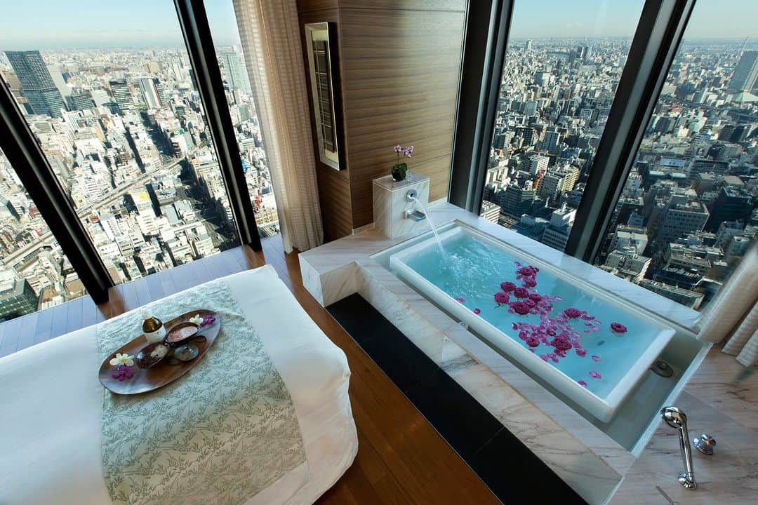 Relux | リラックスさんのインスタグラム写真 - (Relux | リラックスInstagram)「【大切な人に贈りたい宿】  東京の上空に浮かぶ、マンダリンオリエンタルホテルグループの日本初のホテル。先進的なデザインとサービスには、東京の洗練されたラグジュアリーが凝縮されています。館内や客室のあらゆる調度には、日本伝統の色、モチーフ、質感が取り入れられ、上質な空気を感じ取れます。  大切な人と一緒に、特別な旅を創りませんか。  --------------------------------------------- 📍マンダリン オリエンタル 東京（東京都＞銀座・日本橋・東京駅周辺）  @mo_tokyo  ---------------------------------------------  Reluxでは、さきどり夏旅キャンペーンが開催中🌴 詳しくはプロフィールのリンクからご覧ください✨ → @relux_jp  素敵な旅行の様子を #relux_travel で投稿✈️ このアカウントで紹介させて頂くことがあります。  #東京 #日本橋 #東京観光 #東京旅行 #東京ホテル #MOtokyo #MandarinOrientalTokyo #relux_東京 #tokyo_hotel  #tokyo #japantrip #japantravel」5月3日 19時00分 - relux_jp