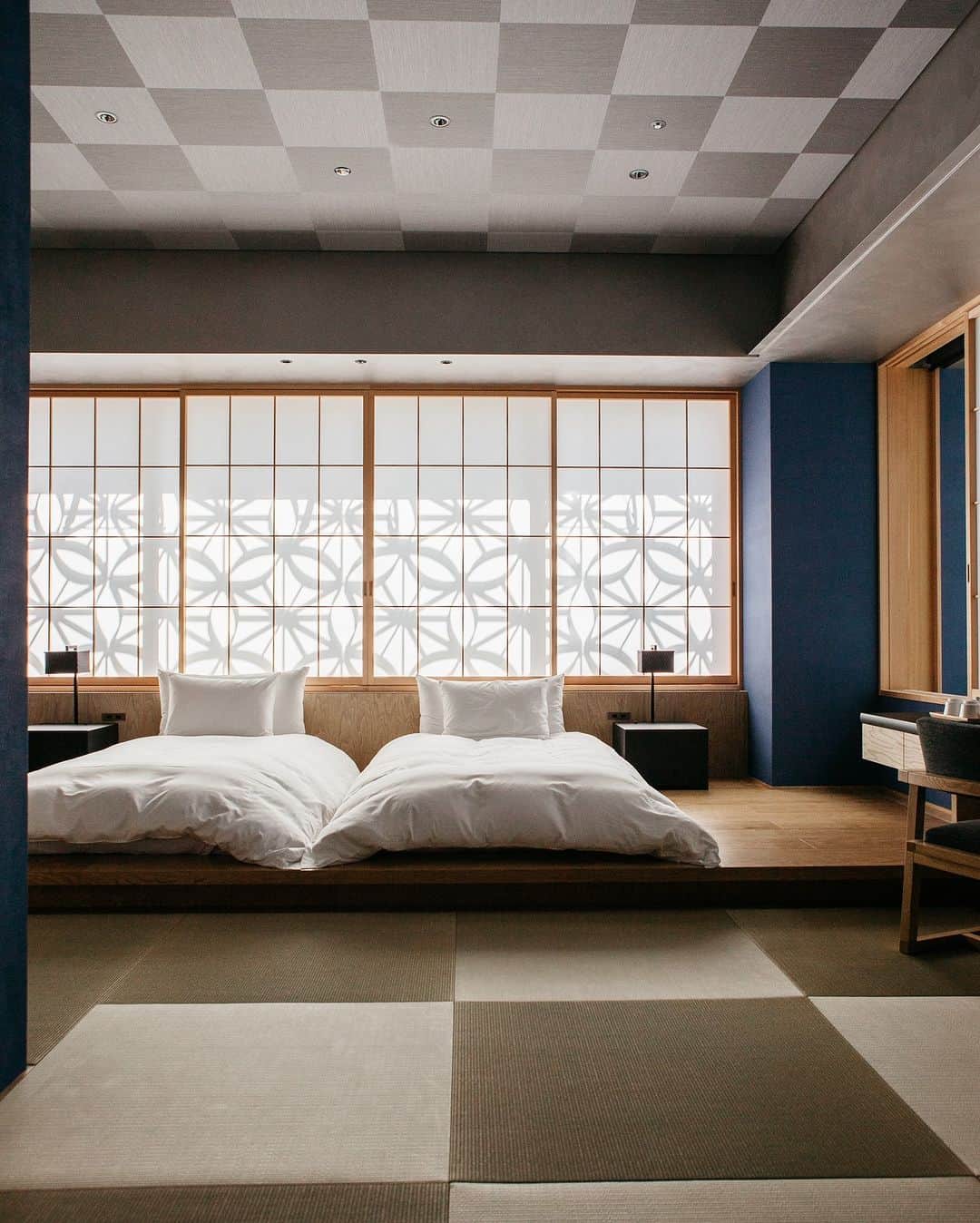星野リゾートさんのインスタグラム写真 - (星野リゾートInstagram)「【塔の日本旅館の寛ぎ空間】 📍星のや東京  星のや東京の客室は、日本伝統の建築様式を大切にした畳のお部屋です。 昼は障子越しに麻の葉の文様が映し出され、和の空間を彩ります。  #HoshinoResorts #星野リゾート #hoshinoya #星のや #hoshinoyaTokyo #星のや東京 #東京ホテル #東京旅行 #おこもり宿 #ryokan #ご褒美旅行」5月3日 19時00分 - hoshinoresorts.official