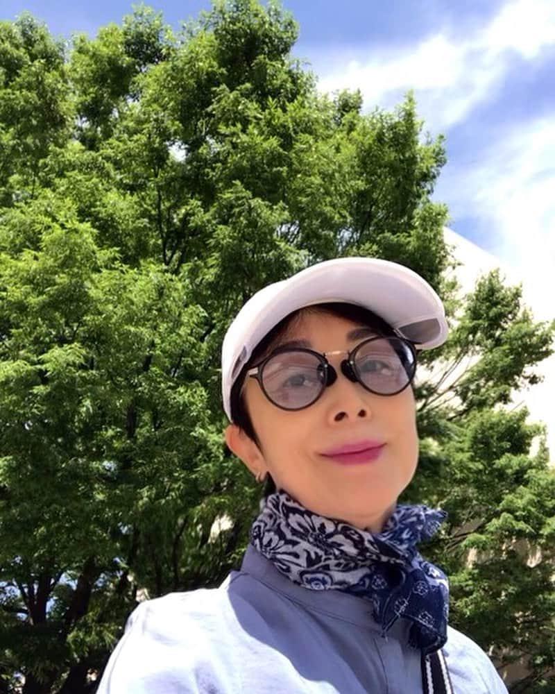 小川知子のインスタグラム：「ゴールデンウィーク如何お過ごしですか？ お天気も良くて人出も多いですねー。 なんか、 喉と鼻の間がイガイガしてるのだけど、花粉症？ なったことがないので分からない。  海老🦐大好き！ シャンパン🍾大好き！  今日はのんびりお家ご飯。  連休は普段車の運転しない人が多いので要注意！ ウロウロ危ないなー。 皆さんもお気をつけを！  #ゴールデンウィーク #憲法記念日 #海老フライ #シャンパン🍾 #お家ご飯 #小川知子」