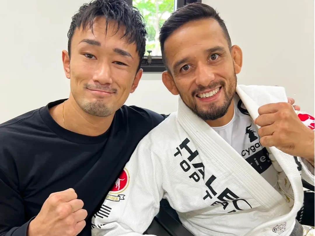 梅野源治のインスタグラム：「MMAファンのみんなへ  ムエタイだけとは言わない 立技にも力を貸してほしい  俺たち選手 別競技でもリスペクト メチャクチャあるんだよ✨  みんなで"格闘技"を盛り上げようぜ🔥 @rizin_pr  キッズ格闘技教室  冠協賛:株式会社サイオー @kleber_koike  @suzukiyoshihiko0430  @akipi.rizingirl2021.2022  @kana_beautifulbody」