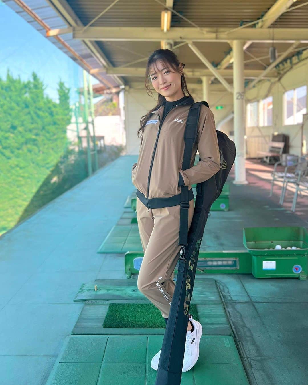 高橋としみのインスタグラム：「最近アイアンの調子が悪くて 練習がんばってます🥺 昔のUUUMGOLF見返したり、 なんと便利なんでしょう（笑） 皆さんもゴルフで悩んだらYouTubeで検索！  この日のコーデは、 ウェア　@zerohalliburton_jp  バック　@newera_golf  シューズ　@filagolf_jp  ちょっとクールにカッコよく決めてみた🥰  最後に5月27日にキャメルゴルフで ゴルフ、音楽、フード、サウナなど 今までにない新しいゴルフイベントが 開催されますΣ( ˙꒳​˙ )  私もsupported by IRISHMAN ゴルフコンペにご参加します😊 見かけたらぜひ声かけてください✨  チケット購入はストーリーにURL載せておきます😊 #ゴルフ#ゴルフ場#ゴルフ女子#ゴルフコーデ#ゴルフウェア#ゴルフ好きな人と繋がりたい #golf」