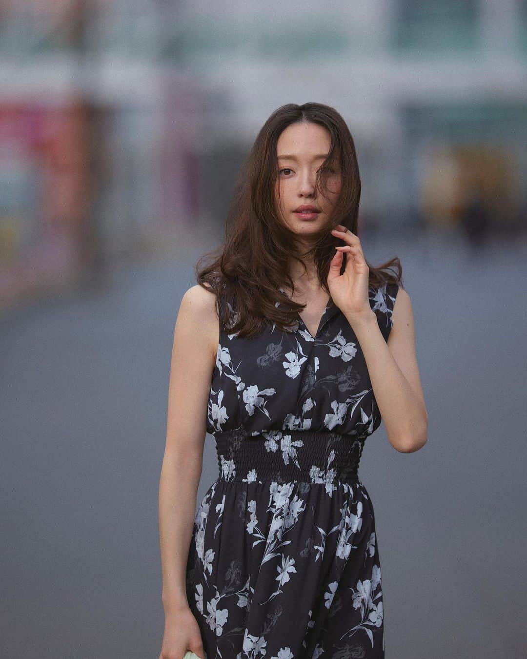 のインスタグラム：「素敵な出会いを呼ぶ、春の服 Vol.2 大人のデート、ある日の装い  THURSDAY 19:00 DINNER   - ダウンライトの下でも華やぐ ドラマチックな花柄に身を包んで -  毎シーズン即完売するほど人気の高い プリントワンピース。今季イチ押しの黒ベースが シックな花柄ワンピは、ドレスコードがあるディナーにも ベストな選択肢。フワッと浮かび上がるような 花々とフィット＆フレアなシルエットがダウンライトの 店内や夜の街にきれいな余韻を残す。 シアージャケットをさらりと羽織れば、 今らしさも、きちんと感も。  Jacket ¥26,400 (tax in) Dress ¥20,900 (tax in) Pierced earrings ¥9,680 (tax in) Ring ¥8,580 (tax in) Bag ¥13,750 (tax in) Shoes ¥15,950 (tax in)  ストーリーズアーカイブの素敵な出会いを呼ぶ、春の服よりご覧いただけます。  Height:173cm Size:1 #frayid #2023summercollection」