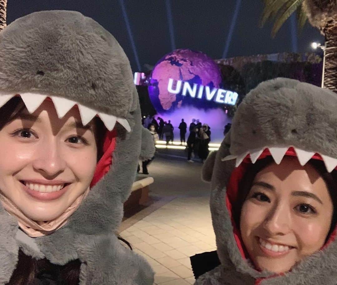 田村真子のインスタグラム：「🌏  今日ラヴィット！でUSJ特集を見てまた行きたいなぁと去年のメグとのUSJ旅を思い出し時差投稿🙋‍♀️  寒かったけど、弾丸旅行楽しかったです😊 休みが合うってすばらしいですね🙈 ジュラシックパーク終わりで水を被った特に映えない写真がお気に入り笑」