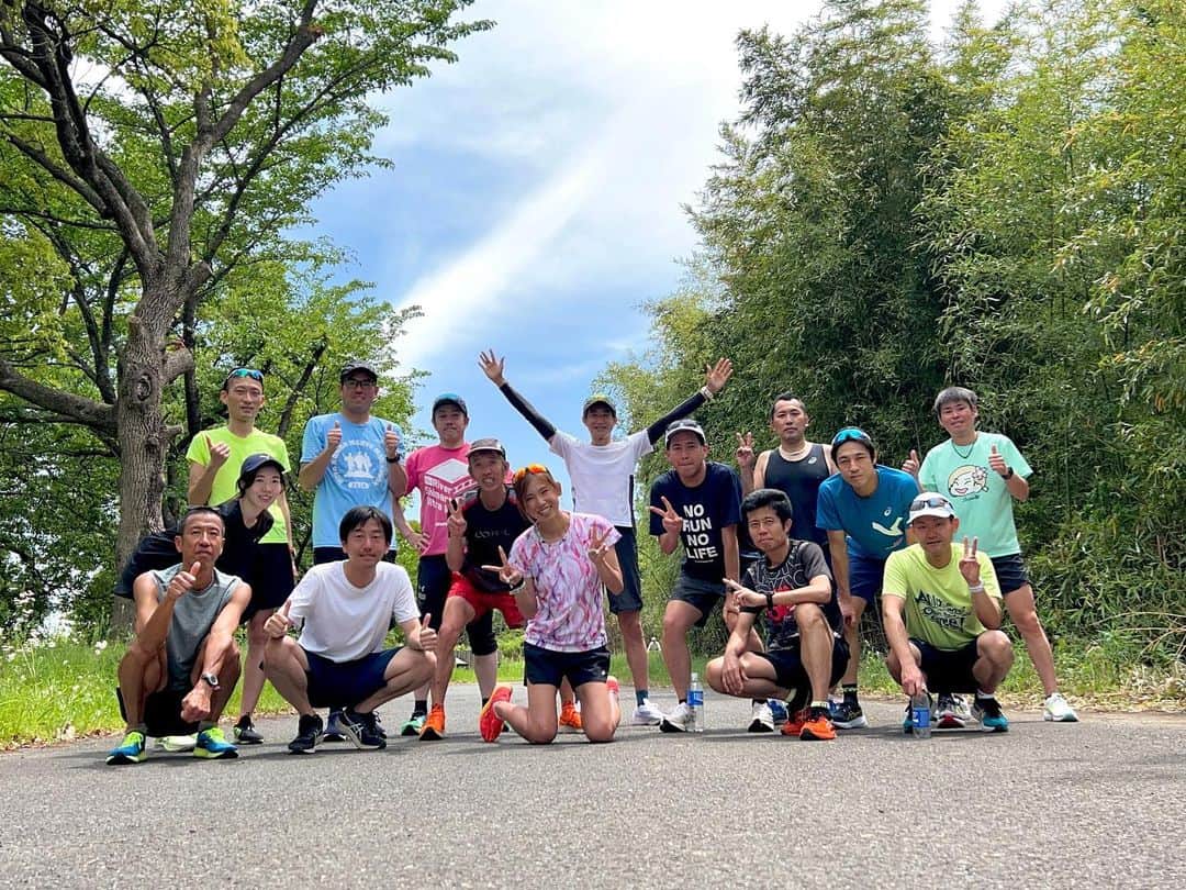 のインスタグラム：「本日のShimo部練🏃‍♀️✨ 満員御礼🙇‍♀️✨ 暑い中、そして世間はGWという中朝からありがとうございました！☺️ 各々良い練習が出来たかと思います！🙆‍♀️◎ケアをしっかりやって休んでくださいね☺️◎ ちなみに、 9km(4'45")＋1km×3(4'15")を 9kmは予定通りクリア◎ 1kmは 3'59"-3'57"-3'40"(先頭) 集団についてスタートしたランナー全員4'00"切りで3本目も走るハイペースとなりましたとさ🙂笑  #japan #marathon #runner #running #training #マラソン #マラソン女子 #ランニング #ランニング女子 #トレーニング #はしりますたぐらむ」