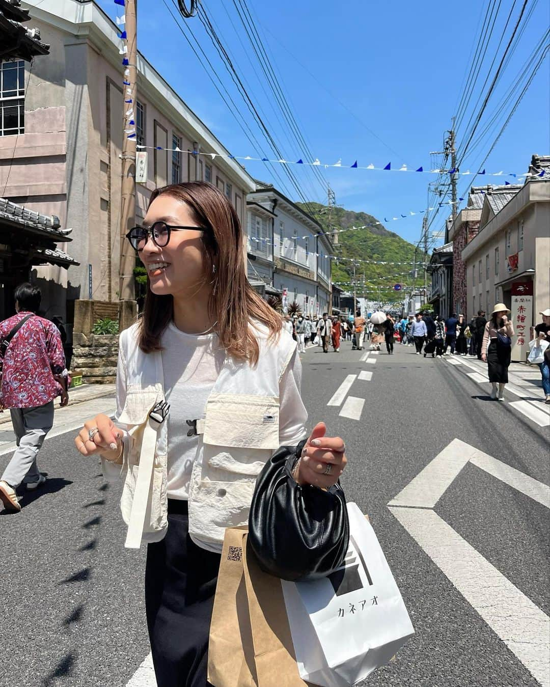 yan___5さんのインスタグラム写真 - (yan___5Instagram)「最近お気に入りのショートベスト🤍 夏もタンクに合わせたい！🌝  そしてGW恒例で今年も有田陶器市に行ったよ〜🍚 珍しく写真たくさん撮ってくれた👨🏻🤳笑  ベスト #chaopanictypy  #カジュアルコーデ」5月3日 19時08分 - yan___5