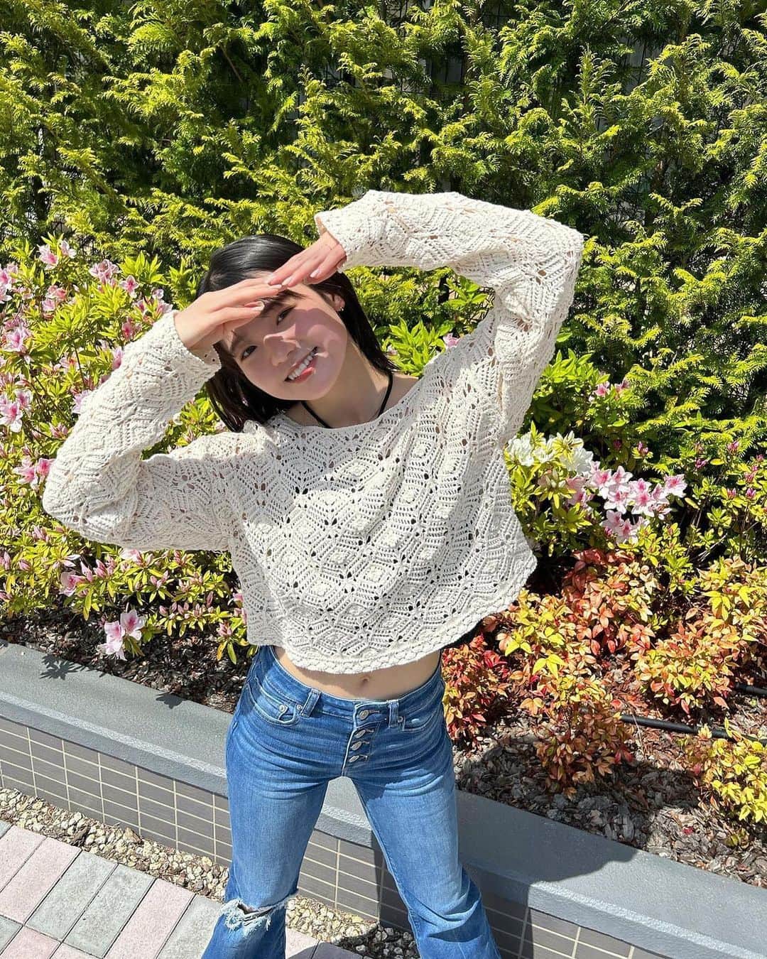 アメリカンイーグルのインスタグラム：「スタイリッシュなファッションでゴールデンウィーク旅行に行こう？🇯🇵🌸  AEの着心地の良いアイテムをスマートに荷物にまとめて💃🏻 @__yuchico がお手本コーデ、トレンドアイテムと快適なジーンズとミックス＆マッチしてお出かけしよう👖  このスタイリングのヒントで、ゴールデンウィーク旅行に最適なアイテムを手に入れよう✈️  #アメリカンイーグル #MakeAMove #americaneaglejp #AEJeans #アメリカンイーグルジーンズ #デニム #ジーンズ #AEコーデ #重ね着スタイル #ゴールデンウィーク」