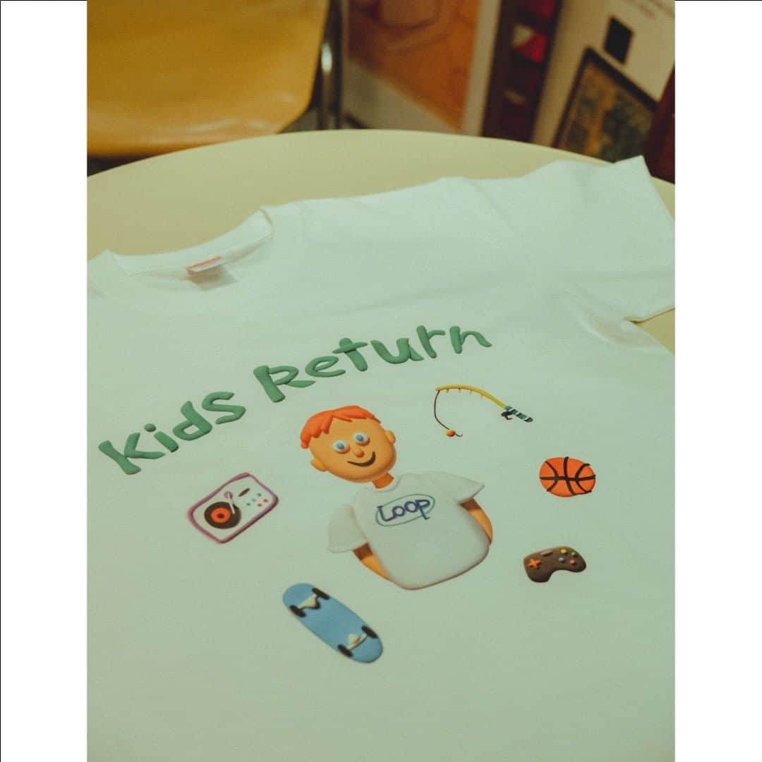 lute / ルーテのインスタグラム：「Interview with Risako Hisamatsu ( @risakohisamatsu )  Occupation：クレイアーティスト  Q. 好きなクリエーター（アート、写真家、映像作家など）はいますか？  jean jullienです。 彼のユーモアのありつつ、ちょっと風刺が効いた作風にどきっとしてます。  Q.おすすめのInstagramアカウントはありますか？  @scenic_simpsons  シンプソンズのキャラクターの場面ではなく、風景であったり小物だったりサブのシーンを集めたアカウントです。超可愛いです。  Q. 今回のLoopとのコラボのきっかけを教えて下さい。  Loopの遊びのユニフォームという言葉やルックやコンセプトにちょっとした映画のインスパイアが入ってるところにとっても興味を持って。そんな時にキッズのラインを出したいと話をされて、ぜひやりたいです！となりました。  Q. LoopのD-1さんに伺います。Hisamatsuさんに声をかけた理由を教えて下さい。  （D-1）モチーフや色使いのユニークさはもちろんなんですが、立体作品をクレイアニメーションで表現していることに惹かれて声をかけたのが一番の理由です。たとえばウェスアンダーソン監督の犬ヶ島や古くはガンビーなどの作品に自由な創造性であったり遊び心を感じていて、そういった部分がLoopのコンセプトである『遊びのユニフォーム』とリンクすると思っていました。  Q. コラボレーションのテーマをKids Retrunに決めた理由も教えてほしいです。  （D-1）子供の頃の自由な発想や遊び心がクレイアニメーションの醍醐味だと思い、童心に帰って既成概念を覆そうという意味を込めました。その中でお互いのクリエイティブの根底にあるカルチャーが映画だったことがわかって、北野武監督の『キッズ・リターン』という青春群像劇を描いた作品から今回のタイトルをお借りしました。  Q. 岡村さんから見て、今回のアイテムはどのように見ていますか？  （岡村）りさこちゃんのどこか、古きアメリカのキャラクターをも感じさせてくれるポップな作風の良さと、LOOPのコンセプトである、遊び心がしっかりマッチしたアイテムが揃いました。KIDSやユニセックスでも着れるのも嬉しいです。  Photography : @kuu_12345  [岡村 奈津樹 @natsuki_okamura ] GALLERY STORE 店主。ヴィンテージスニーカー等を扱うGALLERY STOREを運営しながら、アーティストのキュレーション、イベント企画等も行う。  [LOOP×RISAKO HISAMATSU Collaboration　3DAY POPUP STORE]  日時 5月3日(水)11:00-20:00 5月4日(木)11:00-20:00 5月5日(金)11:00-20:00  場所 GALLERY STORE (@gallerystore_jp ) 東京都目黒区中根2-5-10」