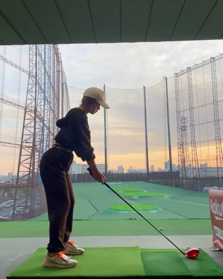 のインスタグラム：「久しぶりのコソ練‼️ とても有意義な時間でした👍‼️  この間 森さん @morihiromori にレッスンしてもらってアドバイスいただいた"シナリ"を意識して練習！ 最初は安定しなかったけど、 1時間ひたすら打ってたらわかった気がする‼️‼️ 無我夢中でノンストップで打った‼️ めっちゃ楽しかった😍 少しスイング変わったのわかるかなぁ？？w  筋トレ効果もありそうだ🎵🎵   #ゴルフ女子  #ゴルフ練習 #コソ練 #ドライバーショット  #ドライバースイング  #スイング動画  #ゴルフ女子コーデ  #打ちっぱなし  #東京ジャンボゴルフセンター  #へそチラ #へそ出し  #セットアップ #スポーツ女子  #ゴルフ練習  #あおい夏海」