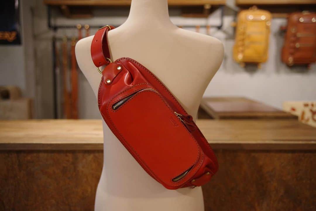 一本ベルトのクラシックボディバッグ 仕様変更品 一本ベルトのクラシックボディバッグ 仕様変更品 クラシックなデザイン