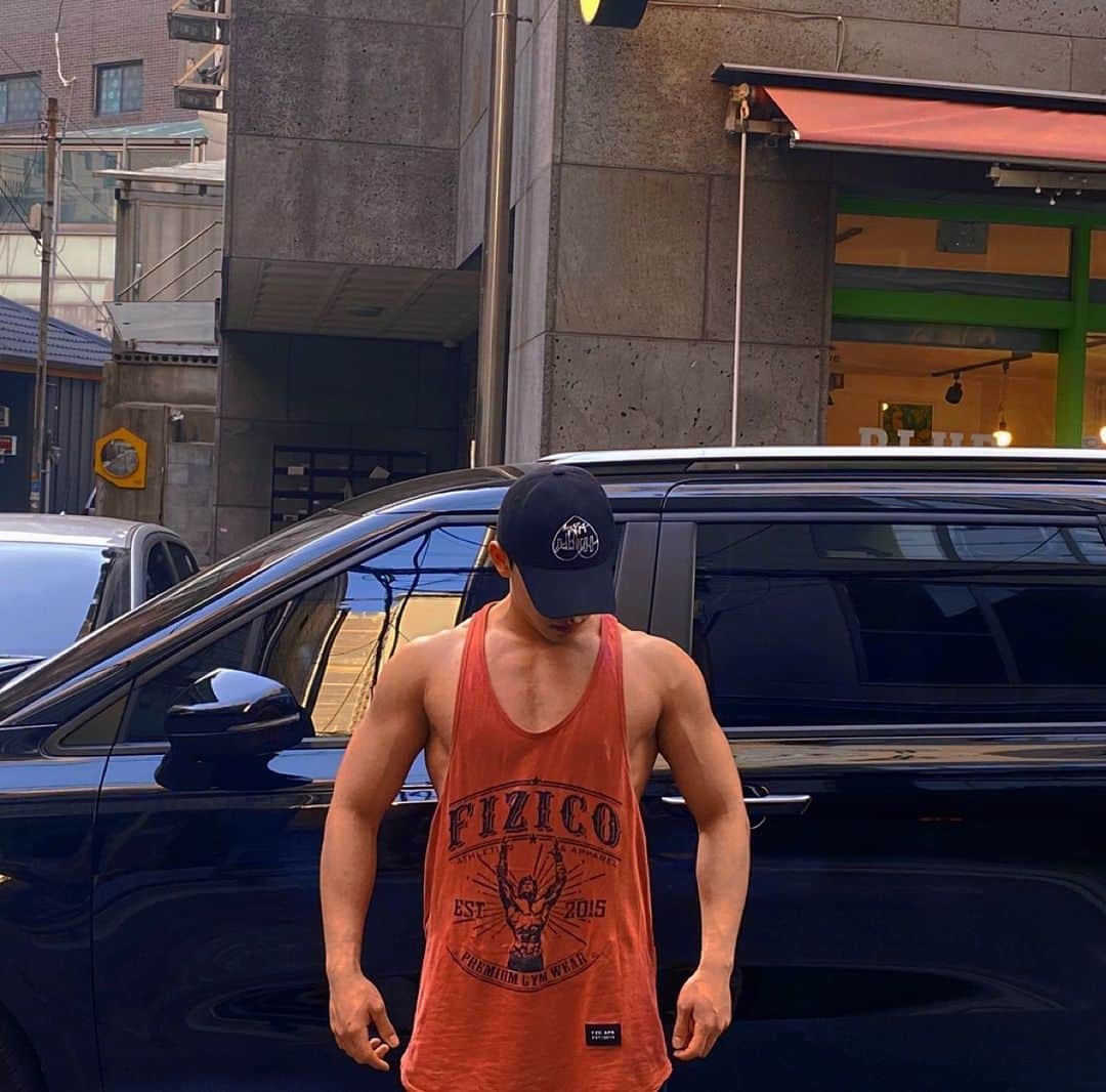 デヒョン のインスタグラム：「처음엔 도태되지않고, 할수있는것을 찾기위함이였지만  이제는 그냥 삶의 일부분이된 운동,,」