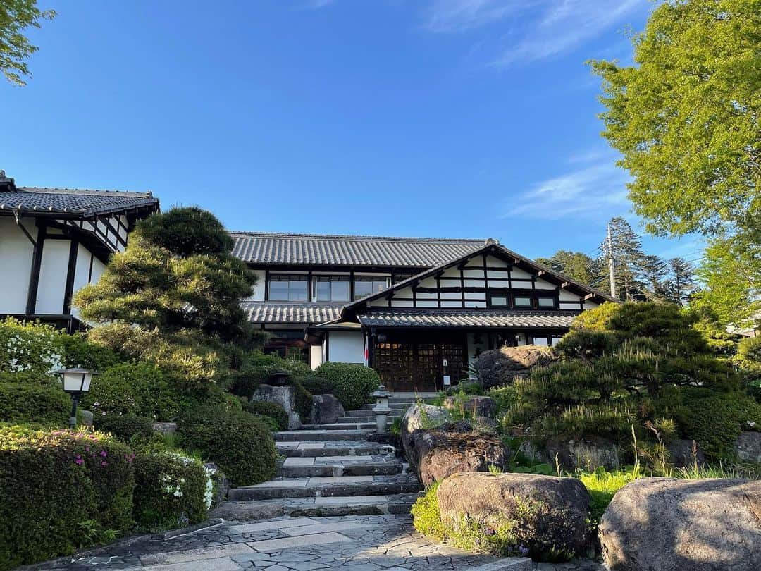 のインスタグラム：「息子は虫探し、大人は温泉。GWを楽しめるようになったことに感謝🙏 #わらしの宿生寿苑 #猿ヶ京温泉」