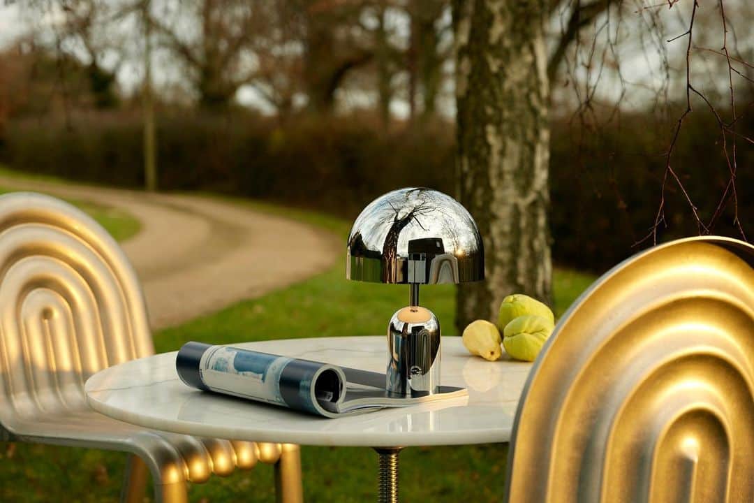 トム ディクソンのインスタグラム：「The Tom Dixon BELL PORTABLE lamp takes portable to a new meaning. See it paired with our HYDRO chairs.⁠    HYDRO is a limited-edition chair in aluminium created in collaboration with HYDRO, a leading Norwegian aluminium and renewable energy company with operations worldwide. @designresearchstudio @peer_lindgreen」