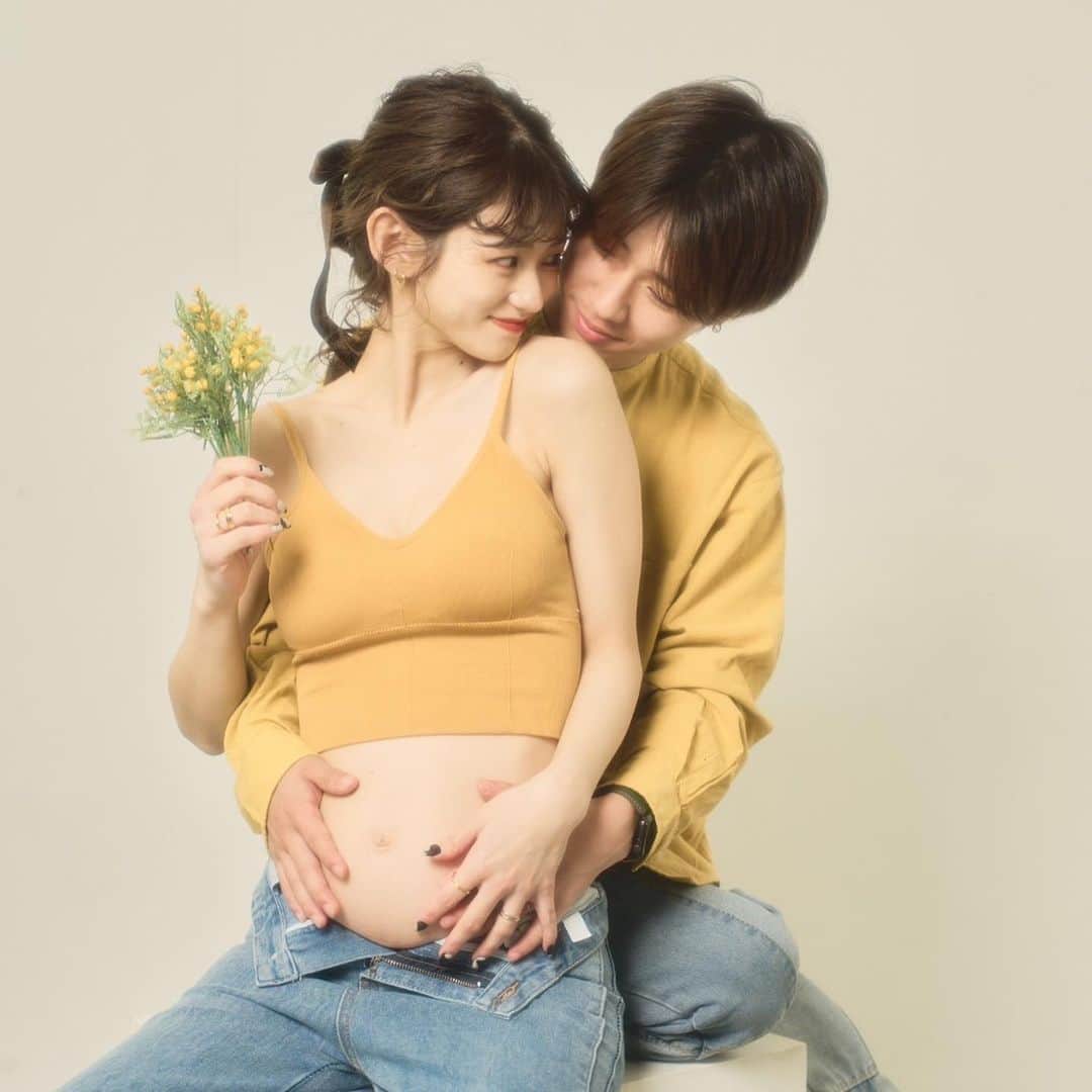 田南輝一のインスタグラム：「ご報告。 . この度田南家に第二子の妊娠を授かったことをご報告します。 現在はつわりも落ち着き安定期に入りました。 . . 素敵な写真はまたまた jp が撮ってくれました📷 . 色々と環境の変化もあり話したことは山ほどありますが、 YouTubeでお話しするのでよかったら見てみてください。 また、妊活の動画もたくさんの方々にみていただいてこの報告ができてとても嬉しく思います。 . . 瑠衣へ つわりお疲れ様。 これから家族3人で迎える時間は初めてばかりだけど色々と思い出作ろうね。 あとなんでも言ってね！ . 息子へ お兄ちゃんだよ！ ママはこれから動きにくいからいっぱいパパと遊ぼうな！ 大好きだよ！  #家族　#妊娠報告　#4人家族」