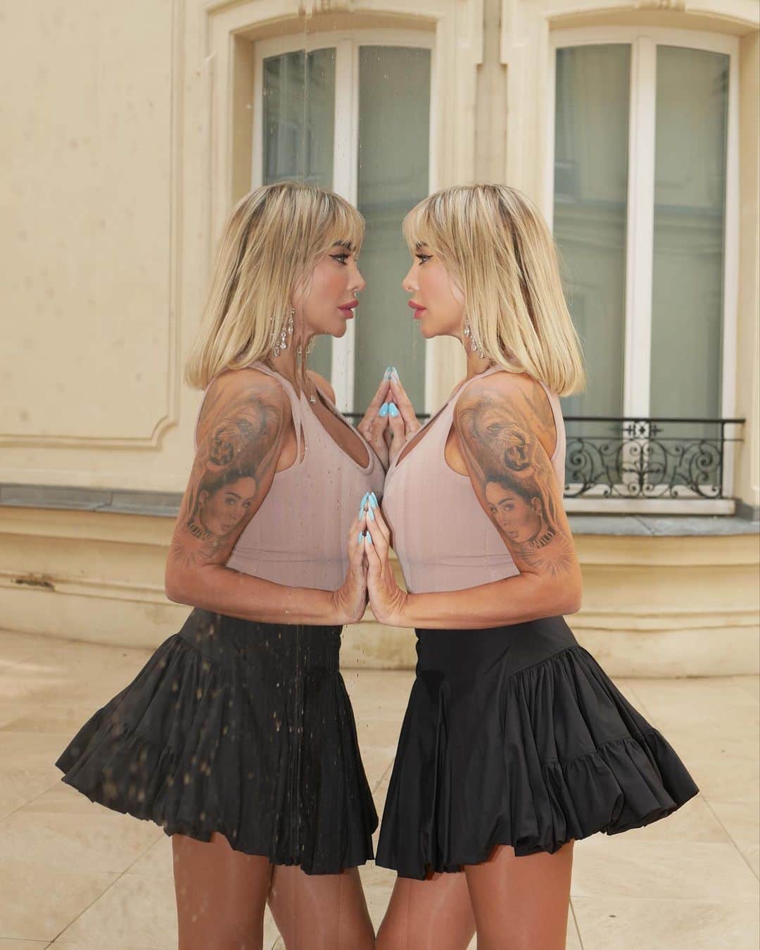 ジョエル・マーディニアンさんのインスタグラム写真 - (ジョエル・マーディニアンInstagram)「Mirror Mirror on the wall 🪞Who’s THE ……………….of them ALL?  Finish my caption 👆🏼👆🏼in comments 👇🏼👇🏼  #zebra @eyecandy #love #mirror #paris #twin #mirrormirror #joellemardinian @fouquets.paris @kconsultancy.ae @shotbysymo」5月3日 19時12分 - joellemardinian