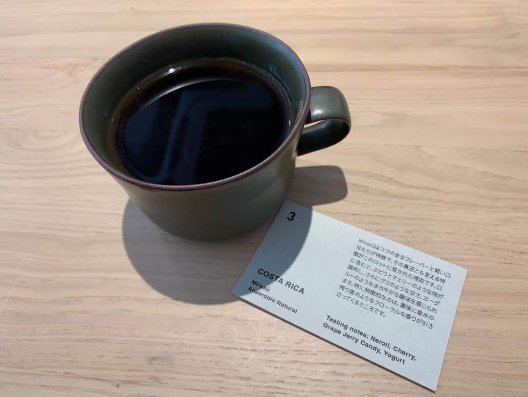 出井隼之介（ヤーレンズ）さんのインスタグラム写真 - (出井隼之介（ヤーレンズ）Instagram)「＂Pharos Coffee Jimbocho＂(#神保町)  神保町漫才劇場とは目と鼻の先の距離。台北の新進気鋭のロースターの日本初店舗は、アートギャラリー併設の綺麗なお店。ばっちり浅煎りよりはやや深め。いただいたコスタリカはフレーバー爆発系。豆の説明書きも言い回しが独特で楽しい。ブラゴーリと言うより令和ロマンといった雰囲気。  #コーヒー #珈琲 #コーヒースタンド #コーヒー大好き #カフェ #カフェ巡り #カフェ部 #カフェ散歩 #喫茶店 #喫茶部 #cafe #cafetime #cafestagram #cafeculture #cafelife #coffee #coffeetime #coffeeshop #coffeebreak #coffeelove #coffeelovers #coffeeculture #coffeelife #coffeeholic #coffeeshopvibes #tokyocafe」5月3日 19時13分 - dei_junnosuke