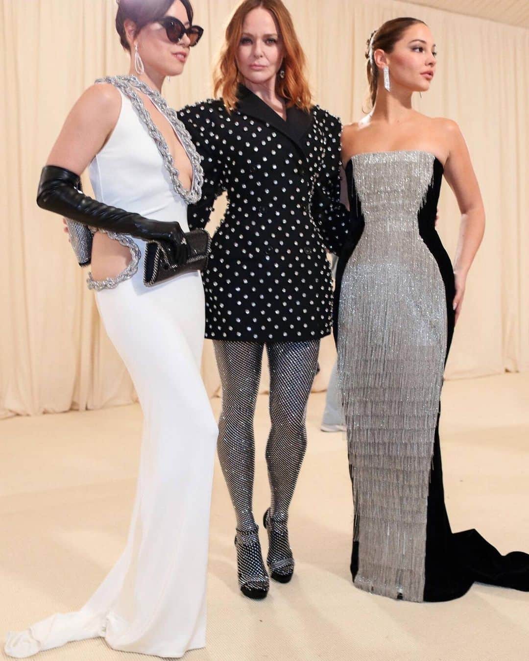 British Vogueさんのインスタグラム写真 - (British VogueInstagram)「Street style, but make it #MetGala. A-listers and fashion editors descended on the steps of the Met in pearls, monochrome and camellias to honour #KarlLagerfeld, and Vogue’s @MrStreetPeeper was on hand to capture behind the scenes moments on the red carpet. Click the link in bio to see the best street style moments from the biggest night in fashion.」5月3日 19時14分 - britishvogue
