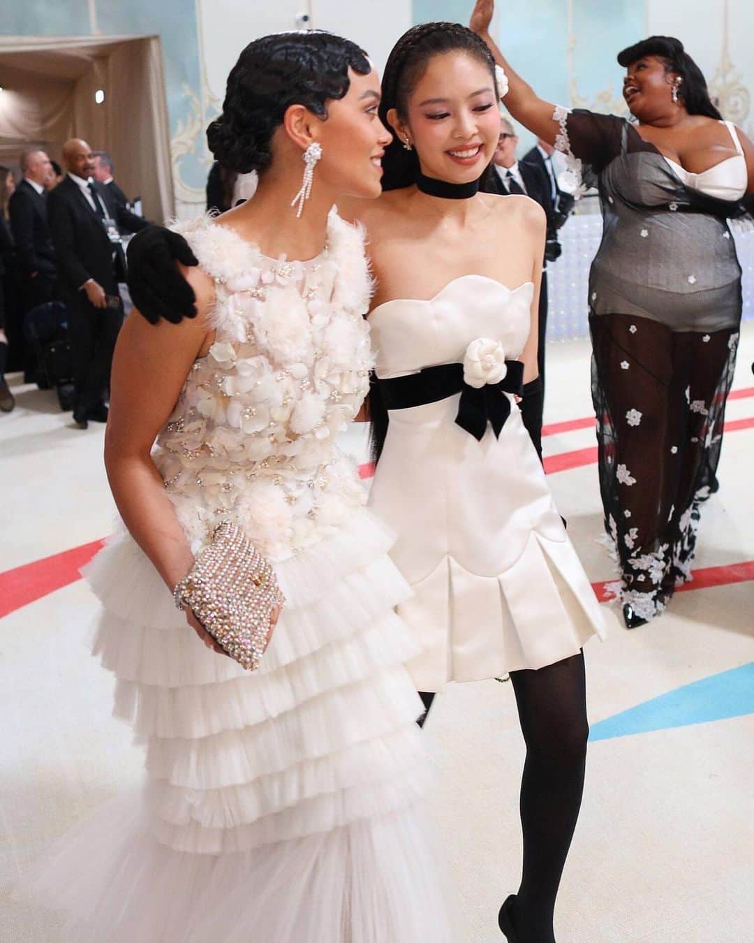 British Vogueさんのインスタグラム写真 - (British VogueInstagram)「Street style, but make it #MetGala. A-listers and fashion editors descended on the steps of the Met in pearls, monochrome and camellias to honour #KarlLagerfeld, and Vogue’s @MrStreetPeeper was on hand to capture behind the scenes moments on the red carpet. Click the link in bio to see the best street style moments from the biggest night in fashion.」5月3日 19時14分 - britishvogue