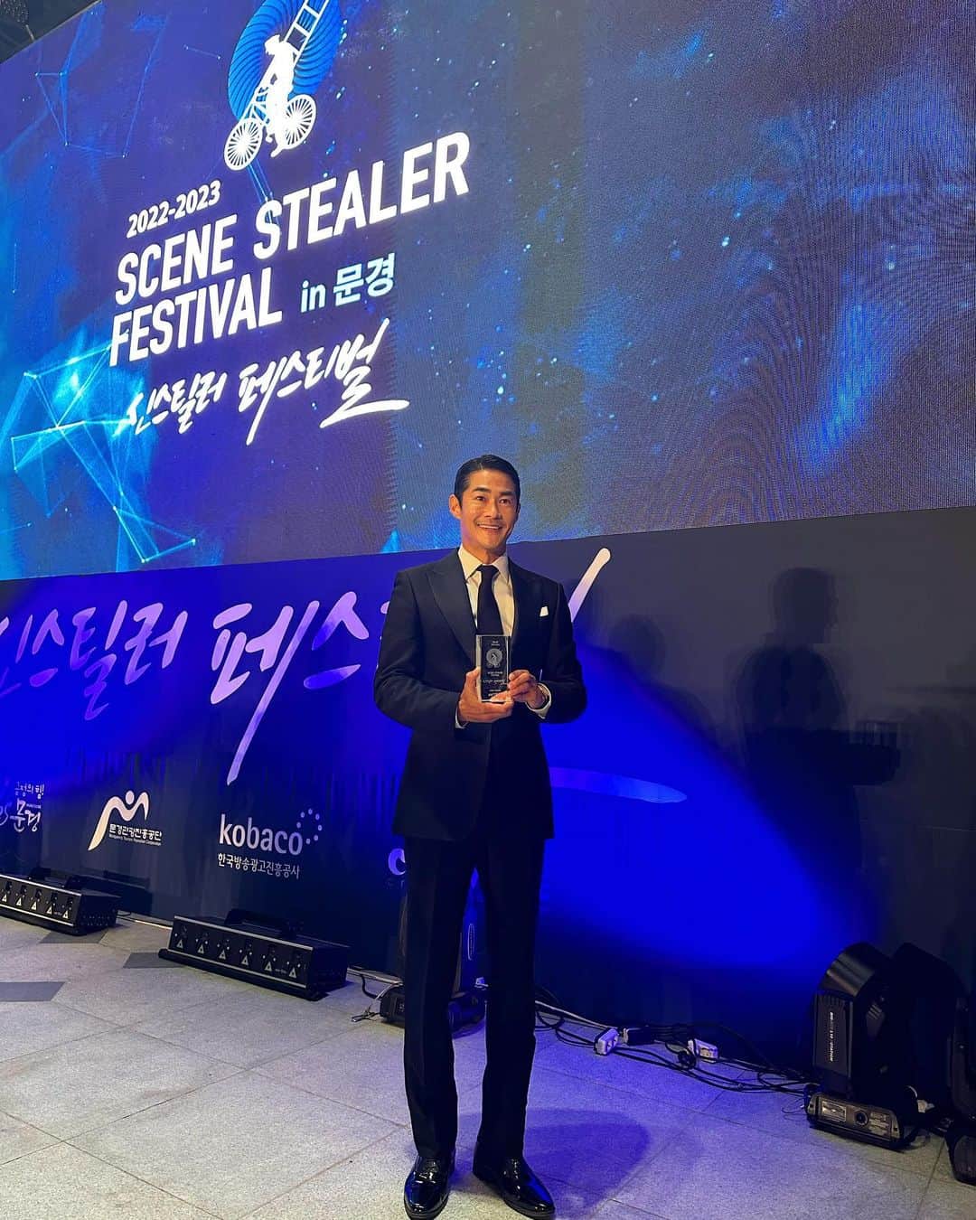 ペ・ジョンナムのインスタグラム：「“신스틸러 페스티벌“ 신스틸러상 너무 감사합니데이~~가문의 영광 입니데이~🥹🙏🙏🎥🎬🏆❤️ #영화영웅 #신스틸러페스티벌」