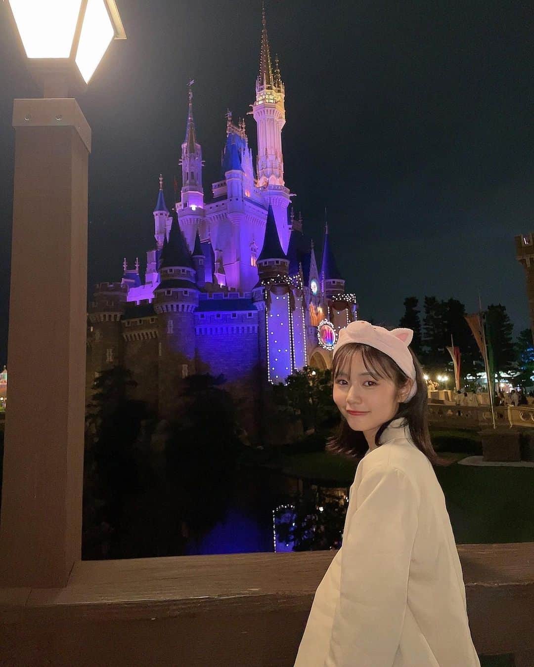 杉浦みずきのインスタグラム：「. 何億光年ぶりのランド🏰 知らずに行ったらちょうど40周年でシンデレラ城がスペシャルだった✨🤍」