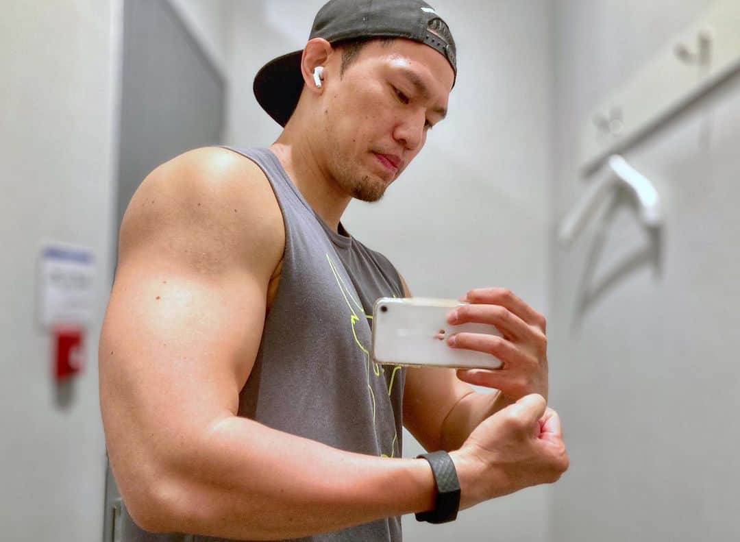 小柳心のインスタグラム：「GWみんな調子DO  #僕はジムにいるよ  #小柳心 #コヤナギシン #俳優 #脚本家 #workout #bodymake #training」