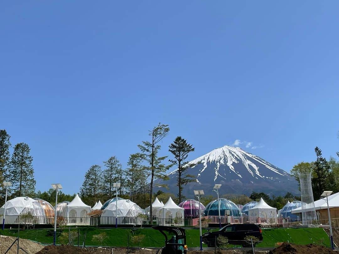 藤沢久美のインスタグラム：「富士山の麓にあったゴルフのミニコースは、グランピング施設へと変身中。  北麓地域はグランピング施設の開発ラッシュです。  地域民としては、安全な開発と安心できる利用を願ってます。  #富士山 #mtfuji #グランピング」