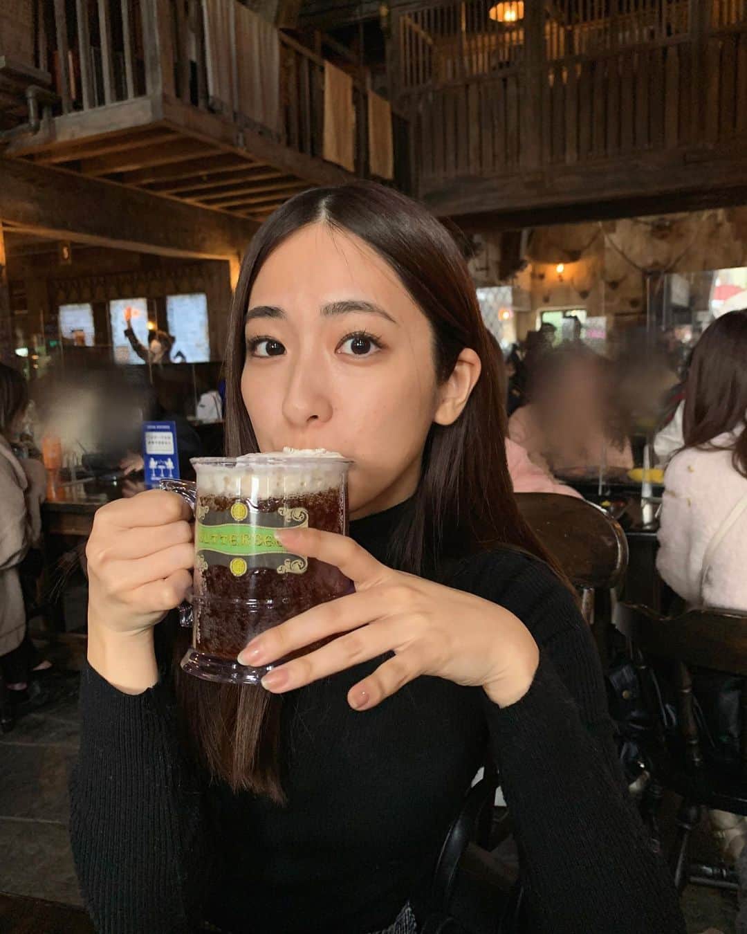 田村真子さんのインスタグラム写真 - (田村真子Instagram)「🍺  バタービールと対面できたことがうれしすぎて全部ドヤ顔です。 ここだけは映えるようにがんばって撮ってもらいました📷笑  #メグありがと #このコップゲットできてうれしい」5月3日 19時24分 - tamura_mako_