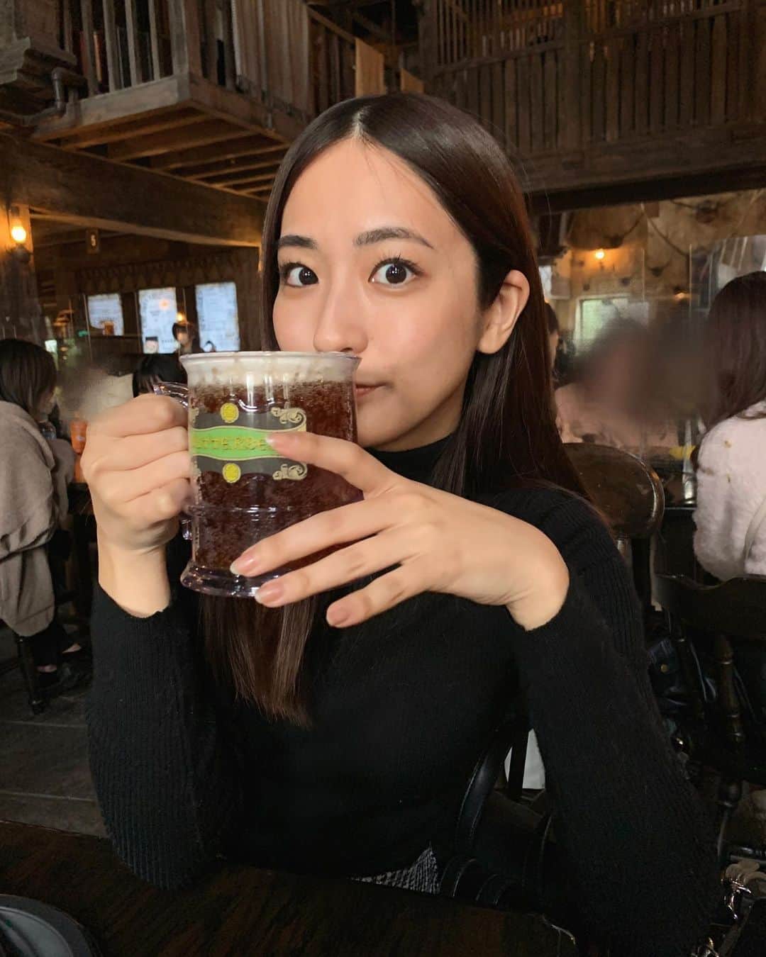 田村真子のインスタグラム：「🍺  バタービールと対面できたことがうれしすぎて全部ドヤ顔です。 ここだけは映えるようにがんばって撮ってもらいました📷笑  #メグありがと #このコップゲットできてうれしい」