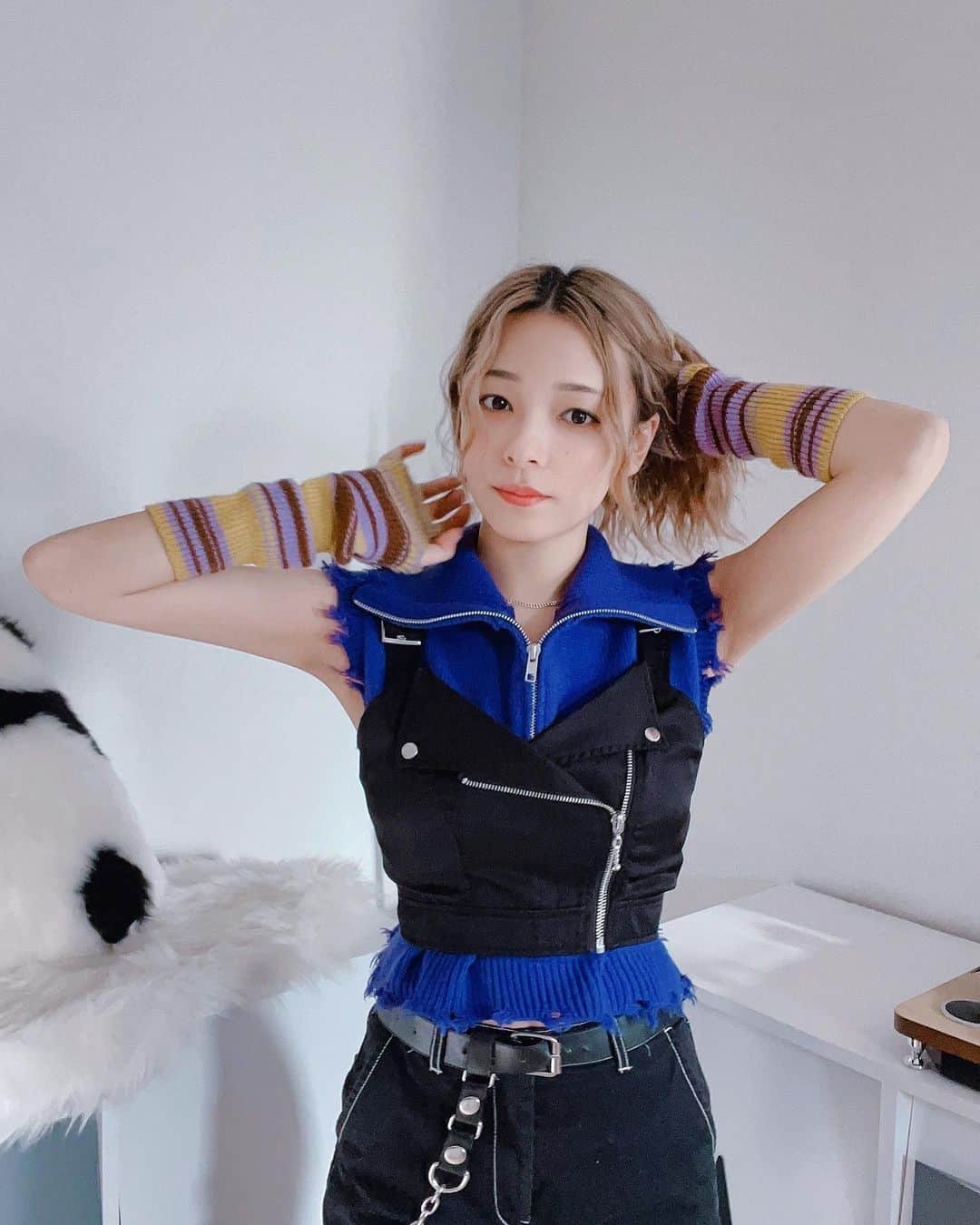 ジェニーのインスタグラム：「🪻ブラック×パープルコーデ🪻 服選びでトップスを見た時 「あ！これは絶対にあれと合う！」 と思って引っ張り出したのがこれ！  ✨ライダース風ビスチェ✨ ニットのダメージ感とビスチェが 絶対相性良いって確信があった🥹 きゃわいいいいい  それに合わせてパンツと ベルトチェーンを合わせて ロックテイストに！！  ただいい靴がなくて😖😖 だからパープルが入った靴を 合わせて見たとさ💭  結構お気に入りのコーデかも！ 靴は何が合うんだろうー？  #ootd #outfitoftheday  #rock #streetstyle #purple #black」