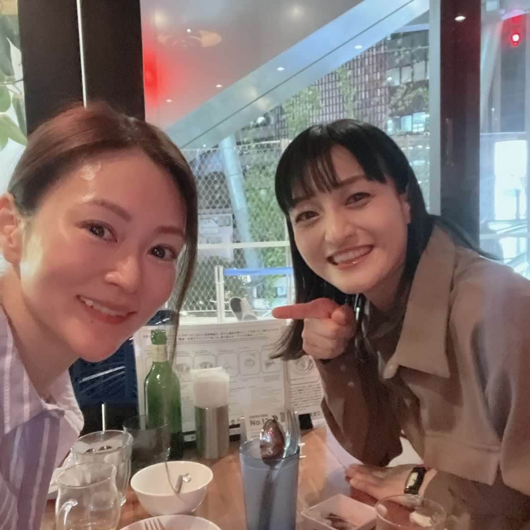 瑞羽奏都（水谷美月）のインスタグラム：「モデルのともさんと✨ やっと会えましたー💕一度年末に試写会でチラッとお会いはしたけど…きちんと会ってお話したのは、記憶を遡ってみたら、ちょうど1年前くらいでした😅  相変わらず綺麗&美肌✨話は気持ちいいくらいバッサリして楽しくて🙌笑い過ぎて、頬が痛い😆  笑った笑った🤣 ともさん、また色々なお話聞かせてくださいね💕  #岡崎智 さん @okatomo1213 #モデル #model #美肌」