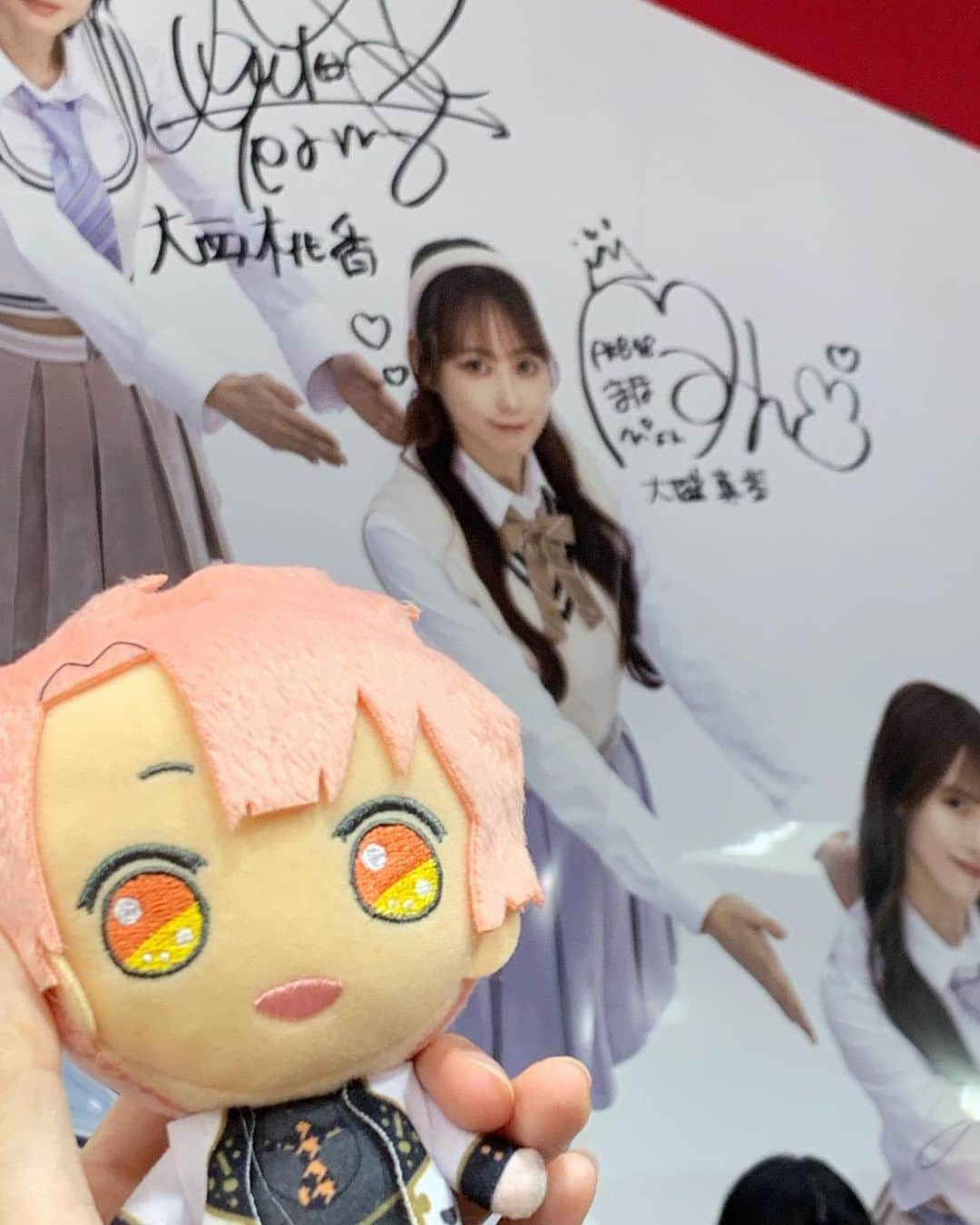 のインスタグラム：「🧡🫶🏻🧡  渋谷タワレコさんに大きな看板が！ サインも書かせて頂いたので是非観に行ってください😊✨  三月と一緒に📸✌🏻   #どうしても君が好きだ  #渋谷  #タワレコ  #タワレコ渋谷  #サイン  #和泉三月  #ぬい  #instagood  #instadaily  #photo  #akb48」