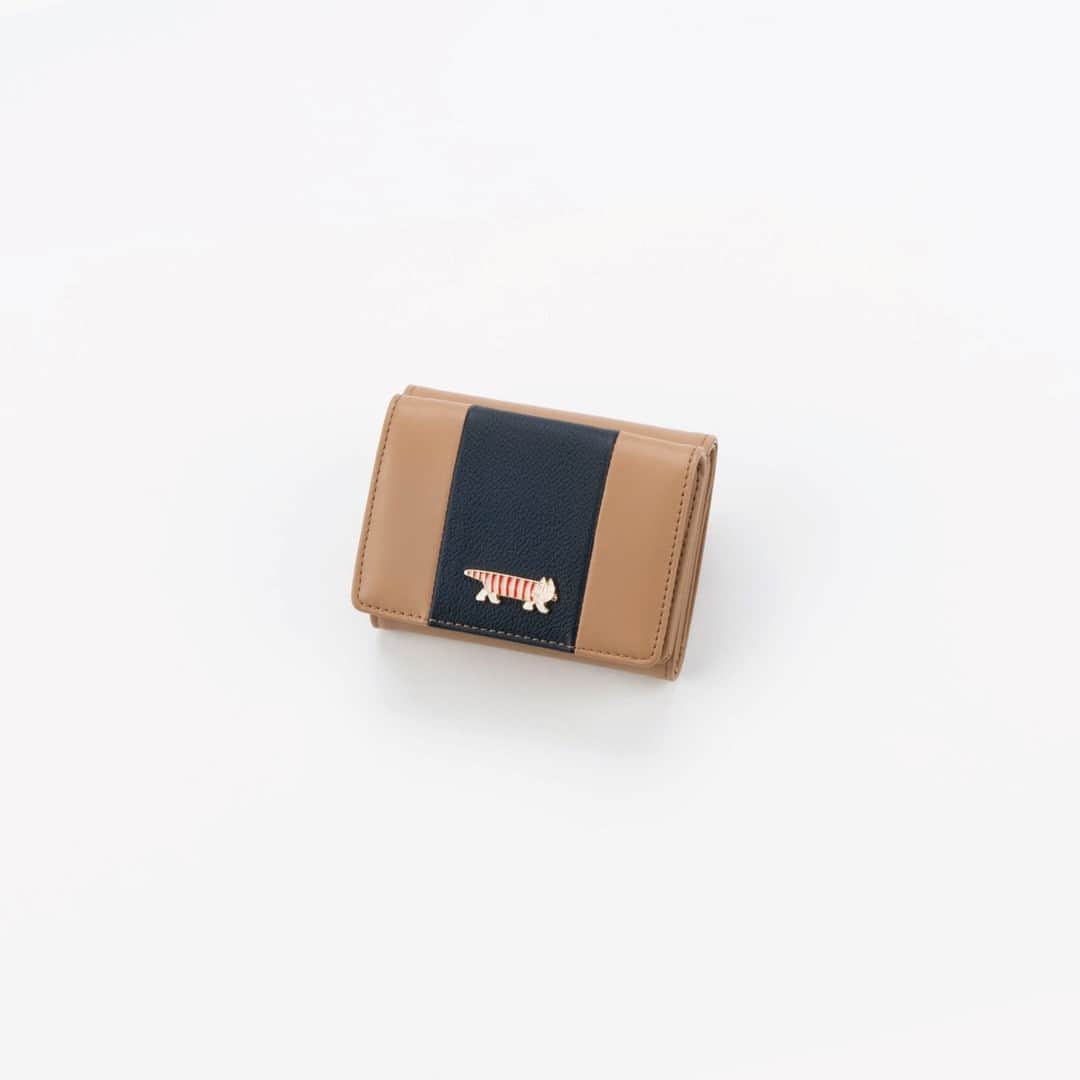 リサラーソンさんのインスタグラム写真 - (リサラーソンInstagram)「【マイキーの こ〜うんのミニ財布】⁠ ⁠ マイキー好きさんの熱い熱いご要望にお応えした、マイキーデザインのお財布シリーズ！⁠ ⁠ こちらは、日本製の上質な2種類の牛革を組み合わせた、バイカラーデザインのミニ財布。⁠ ⁠ コンパクトに見えて、2つに分かれたマチ付き小銭入れが良いお仕事をしてくれますよ。収納力抜群の11ポケットです。⁠ ⁠ ⁠ ラウンドファスナー二つ折り財布（マイキー・バイカラー）⁠ https://shop.tonkachi.co.jp/products/ls1414⁠ ⁠ 特集「マイキーの こ～うんのおさいふ。」⁠ https://shop.tonkachi.co.jp/blogs/special/lisalarsonswallet⁠ ⁠ ================⁠ ⁠ トンカチストアはプロフィールのリンクよりご覧いただけます。⁠ ⁠ →@lisalarsonjp⁠ ⁠ ➡️TONKACHI STOREでもリサ・ラーソンの情報をお届けしております。⁠ ぜひフォローしてくださいね。⁠ →@tonkachi_store⁠ ⁠ ================⁠ ⁠ #LisaLarson #リサラーソン #tonkachi #トンカチ #tonkachistore #トンカチストア #🔨#Sweden #スウェーデン #北欧 #北欧インテリア #北欧雑貨 #北欧ライフスタイル #ceramic #陶器 #陶芸家 #作家  #gift #ギフト #暮らしを楽しむ #暮らし #マイキー #財布 #ミニ財布」5月3日 19時30分 - lisalarsonjp
