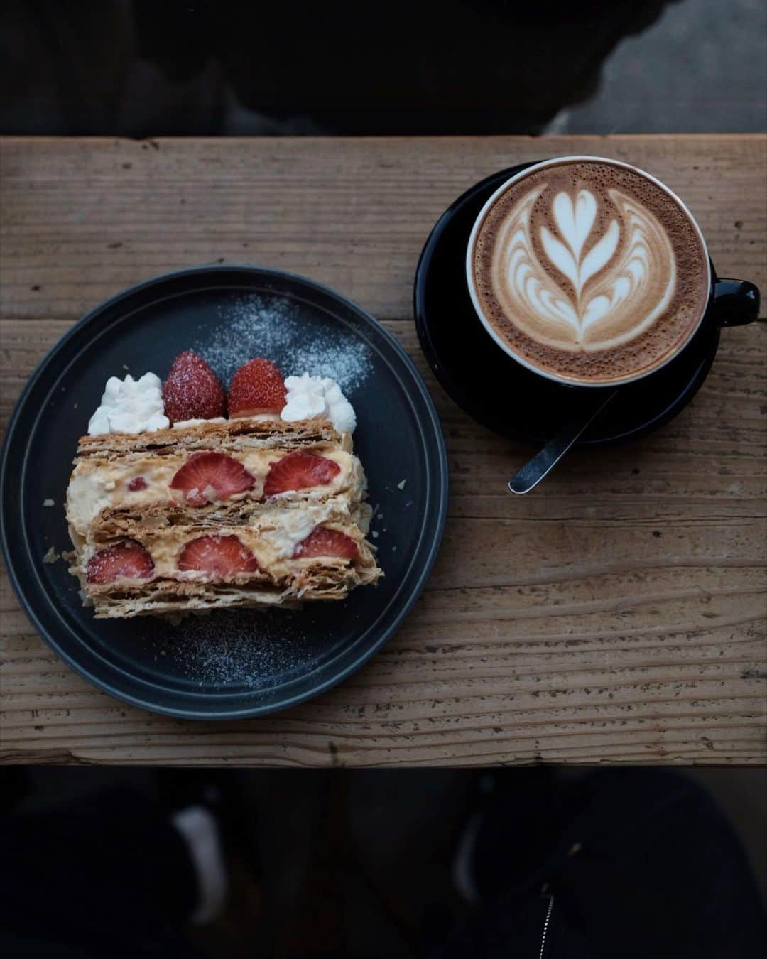 matsukenのインスタグラム：「_✔︎     先日船橋まで行く予定があったので @magomecoffee さん☕️     ☑︎ナポレオンパイ ☑︎カフェラテ     ナポレオンパイは曜日・時間はランダム 数量限定とのことでしたが 無事いただくことができて大満足🍴     #magomecoffeeproject  #matsukencafe」