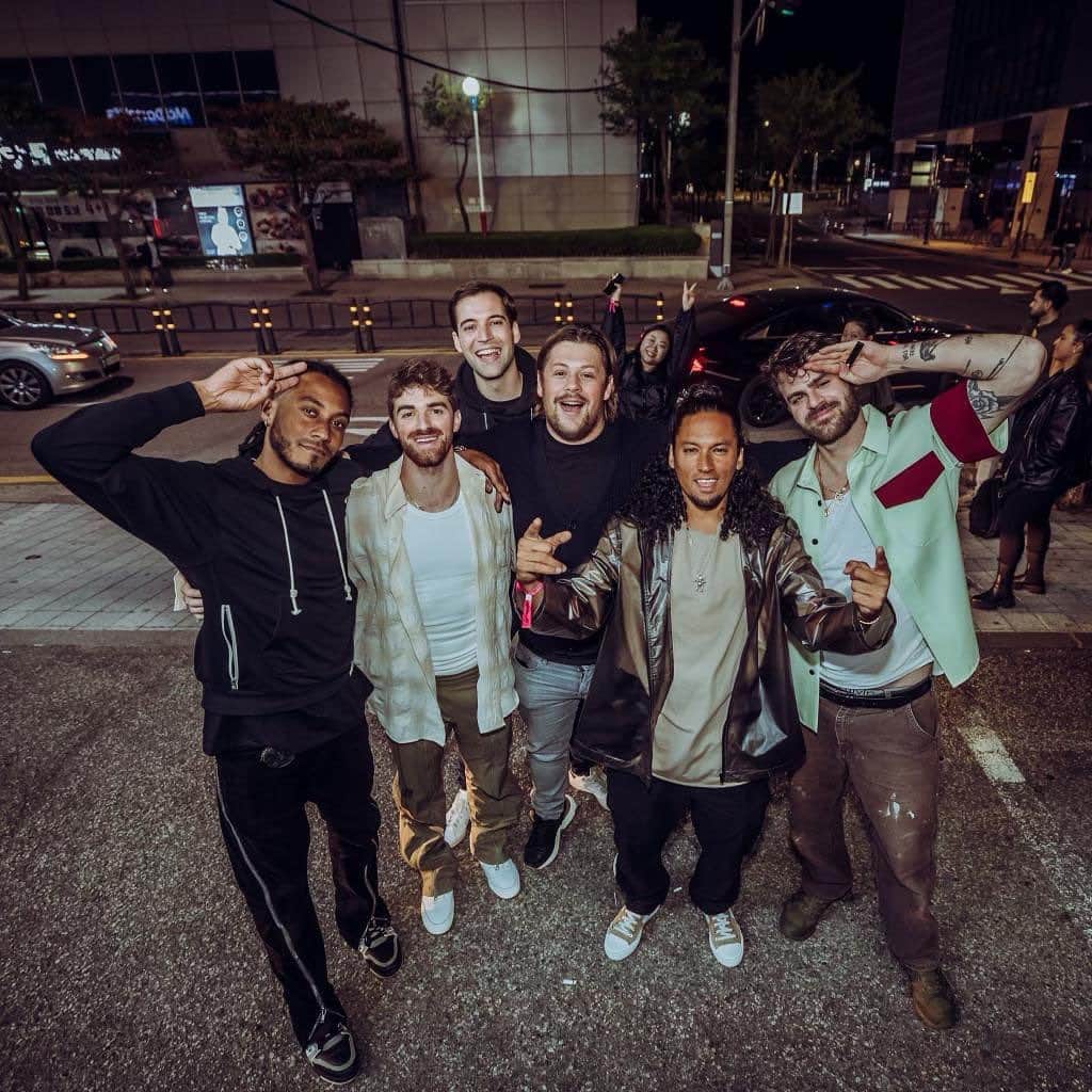 サネリー・ジェームズのインスタグラム：「Good vibes with the chains in 🇰🇷…」